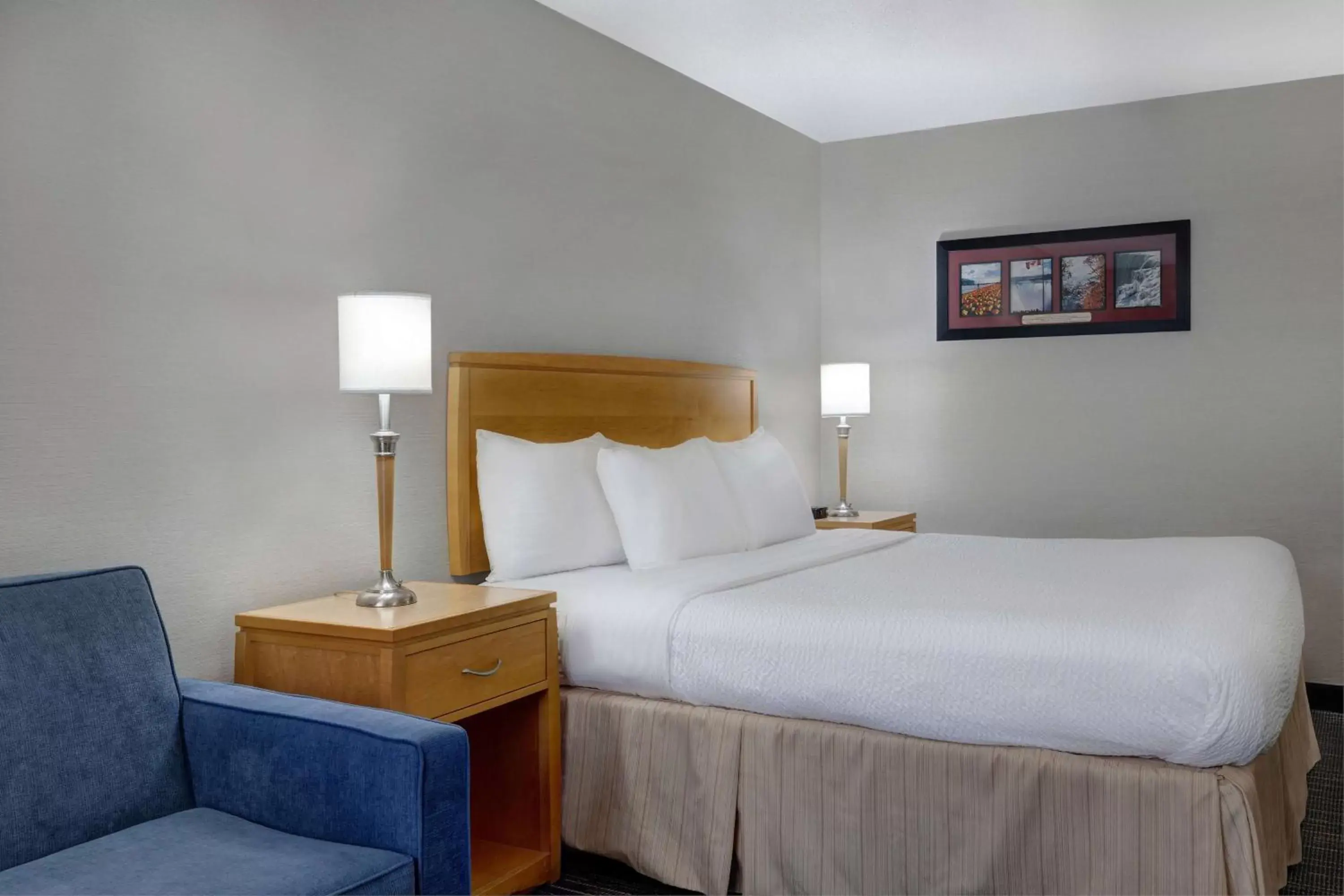 Photo of the whole room, Bed in Days Inn by Wyndham Niagara Falls Near The Falls