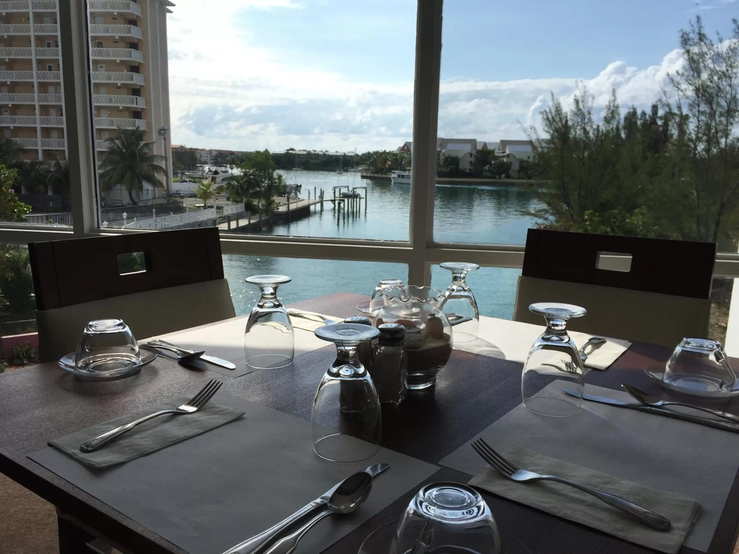 Restaurant/places to eat in Bell Channel Inn Hotel