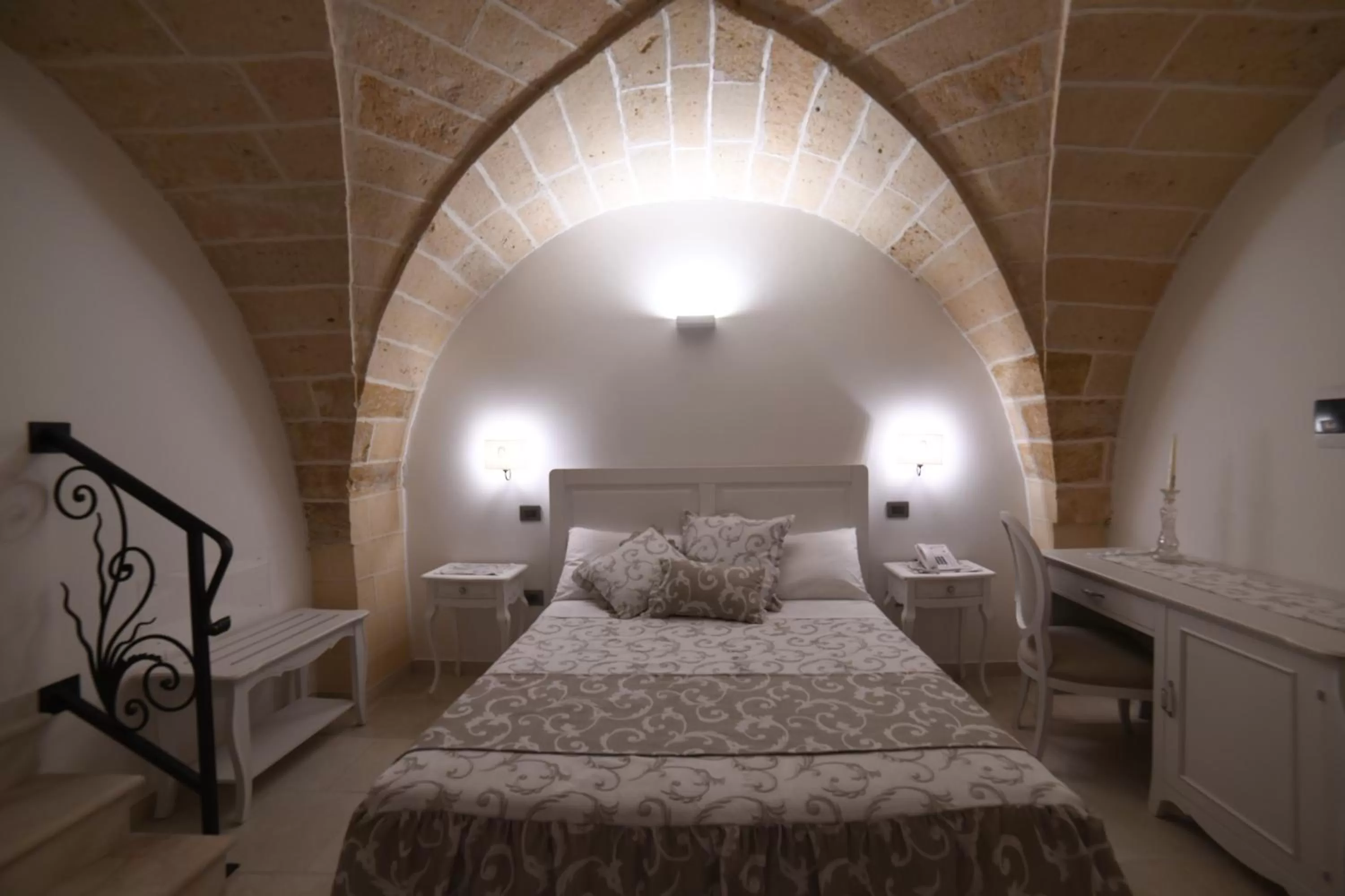 Bed in PLAZACARRISI HOTEL & SPA