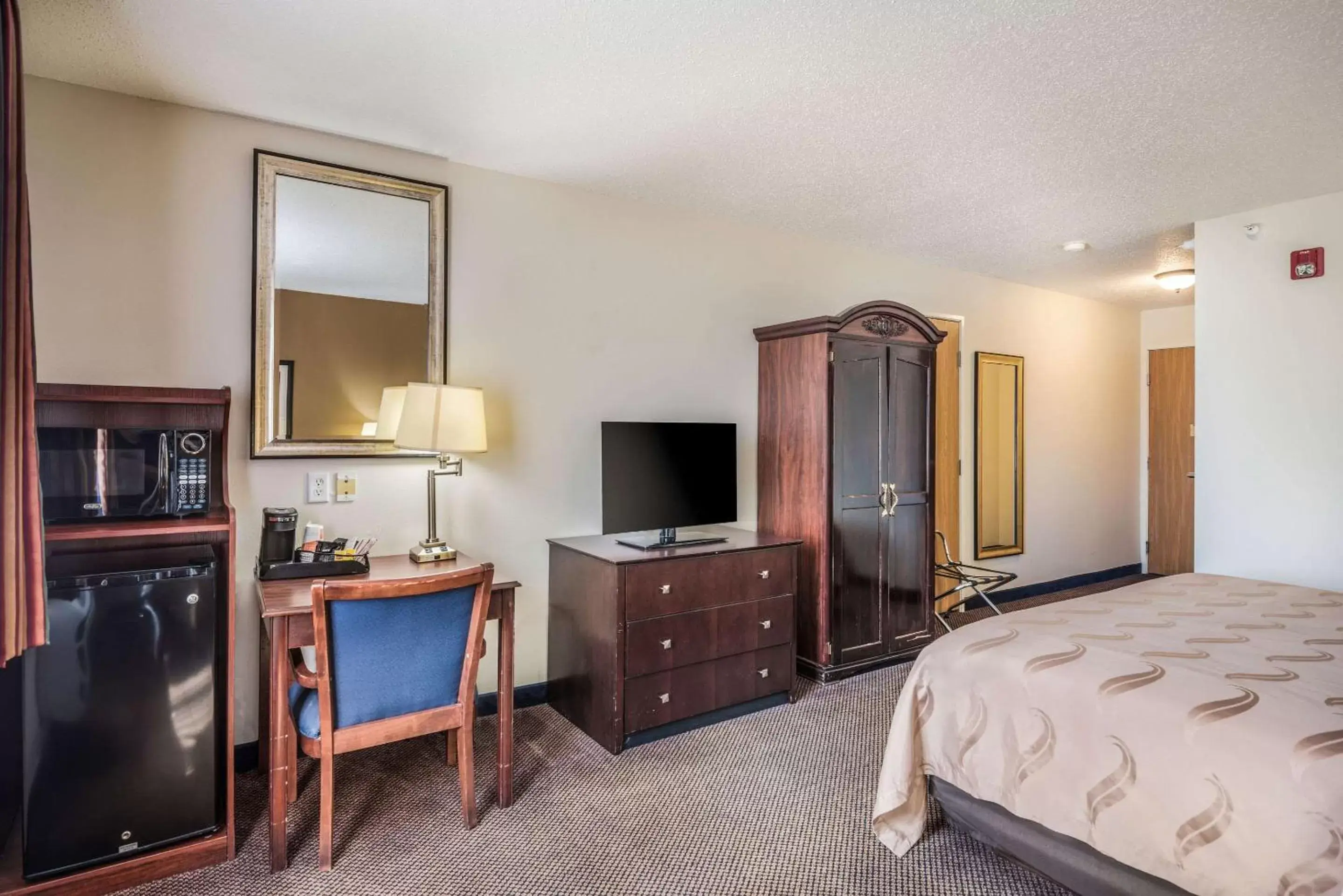 Photo of the whole room, TV/Entertainment Center in Quality Inn & Suites Eldridge Davenport North