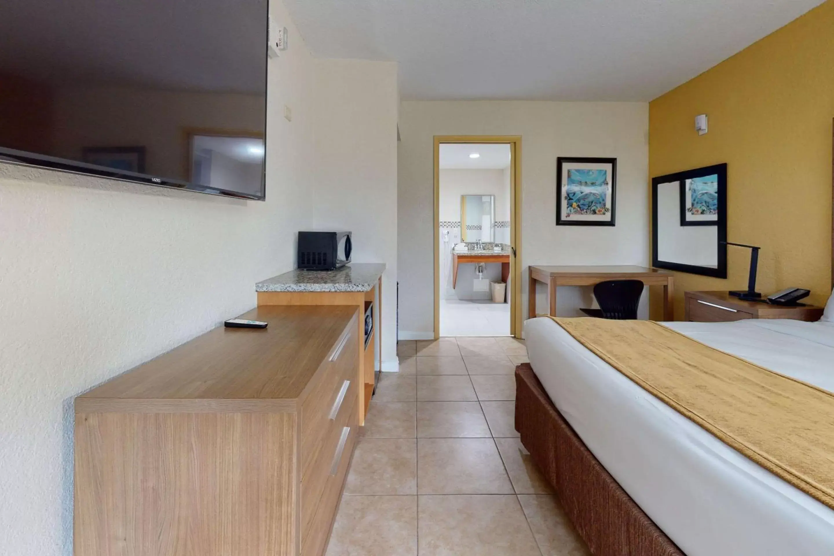 Bedroom in Rodeway Inn & Suites Fort Lauderdale Airport & Cruise Port