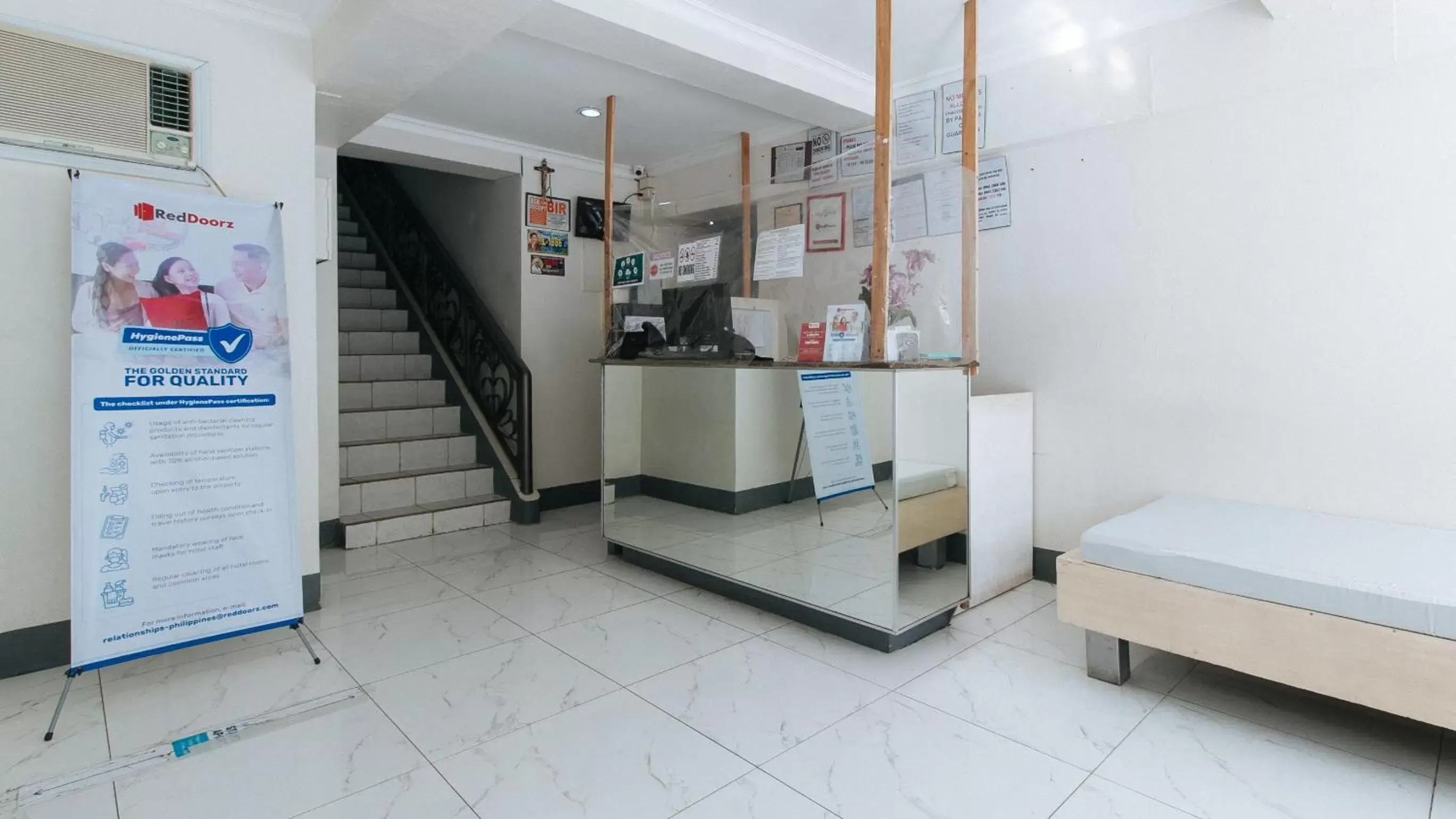 Lobby or reception in RedDoorz at Samat Mandaluyong - Vaccinated Staff