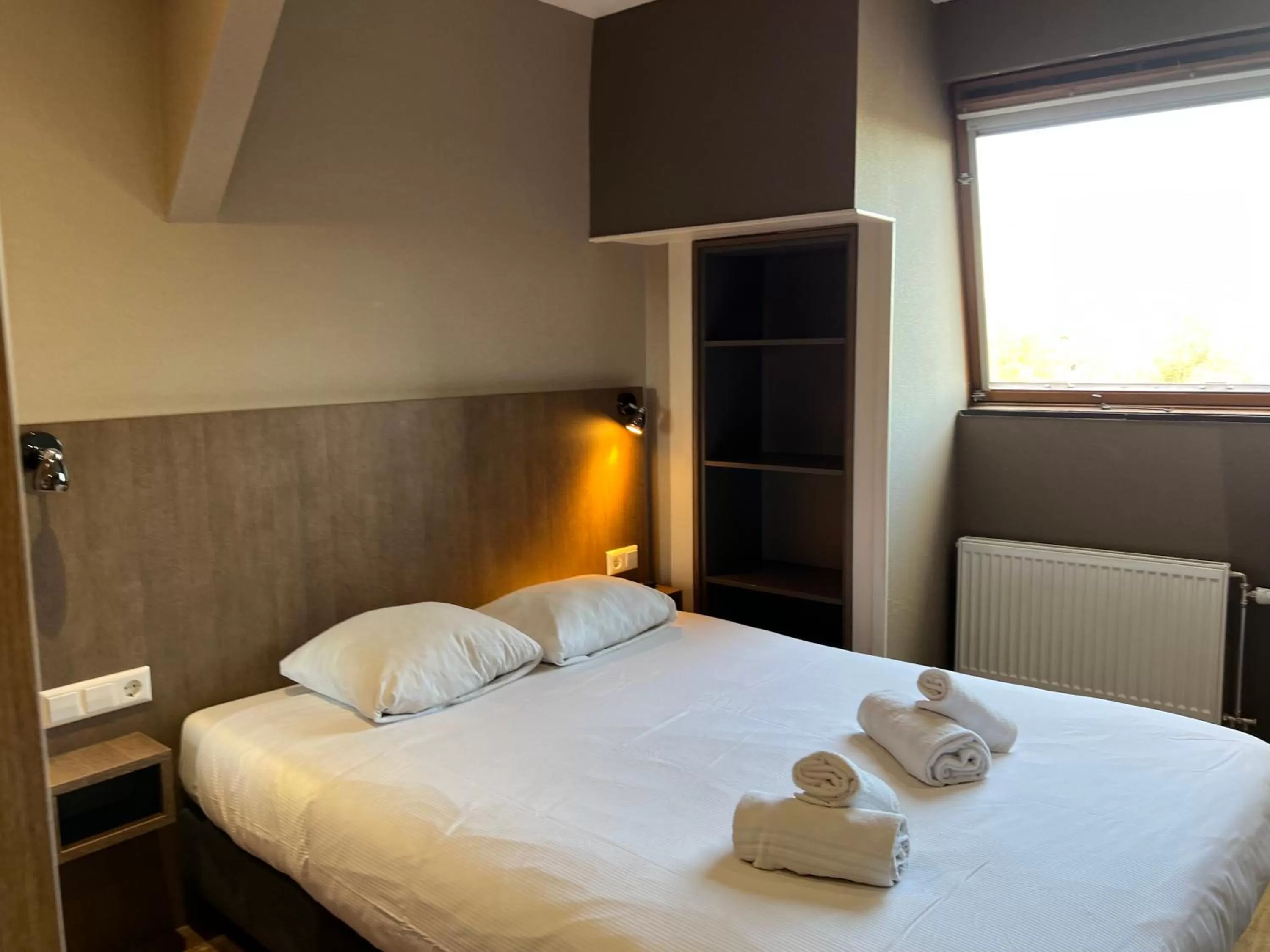 Bedroom, Bed in Blossoms City Hotel