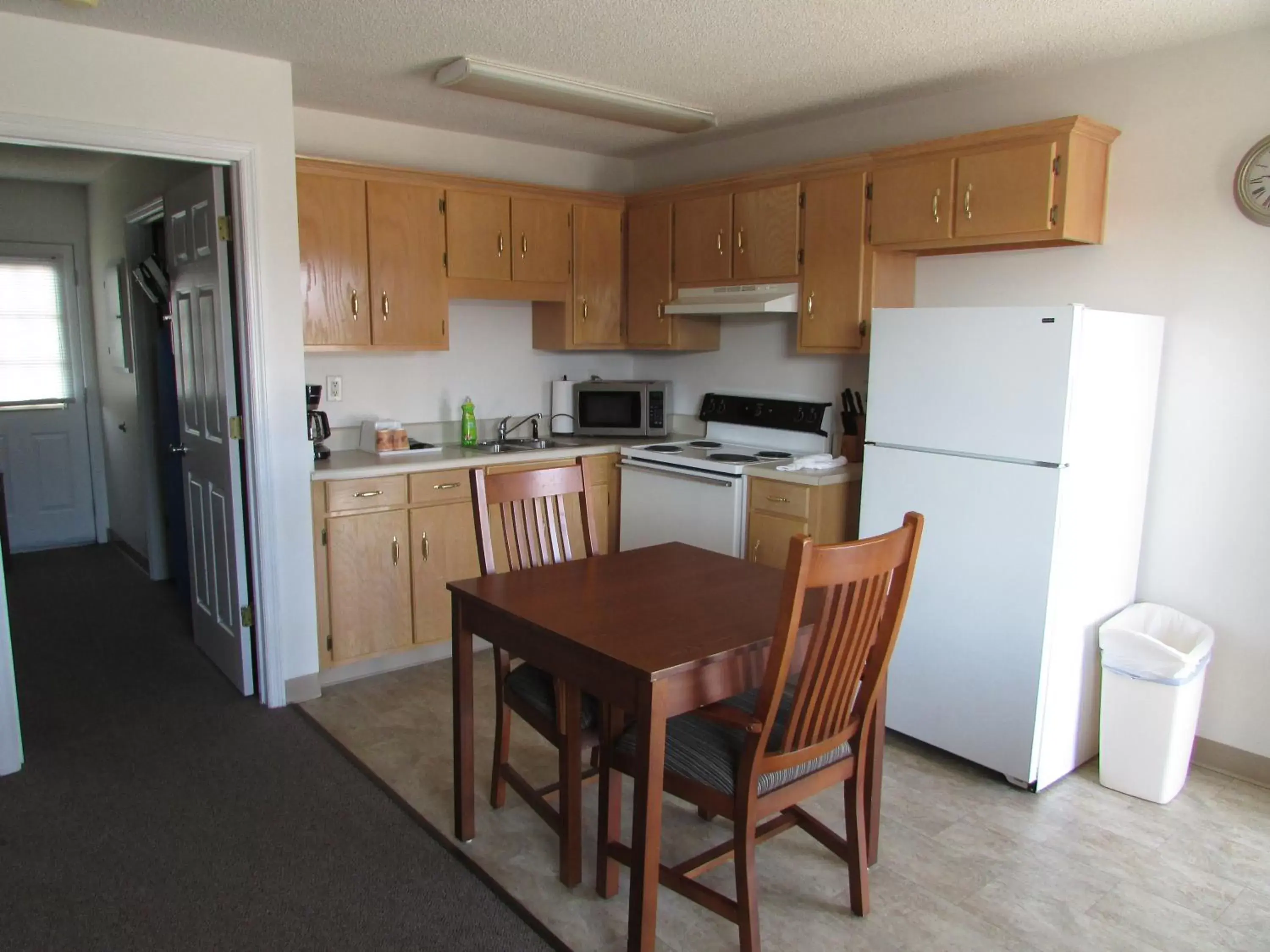 Kitchen/Kitchenette in Douglas Inn & Suites, Blue Ridge, GA