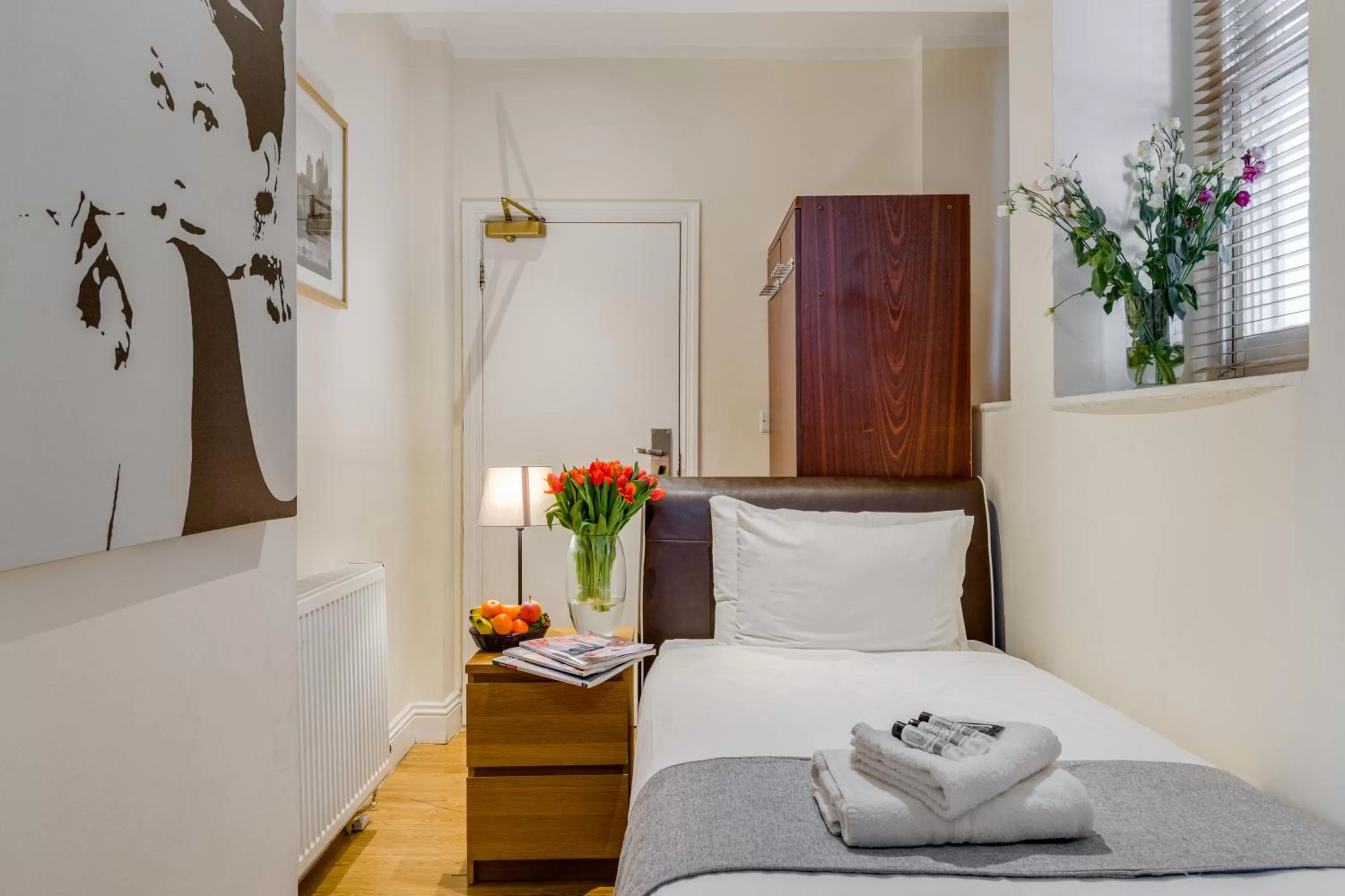 Bed in 1 Lexham Gardens Hotel