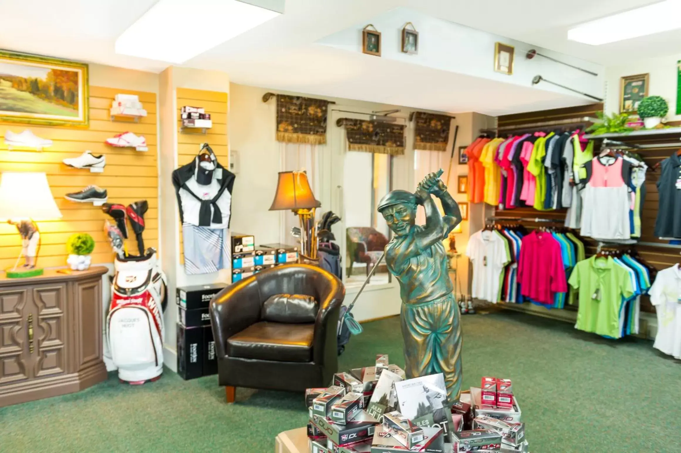 On-site shops in Manoir des Sables Hôtel & Golf