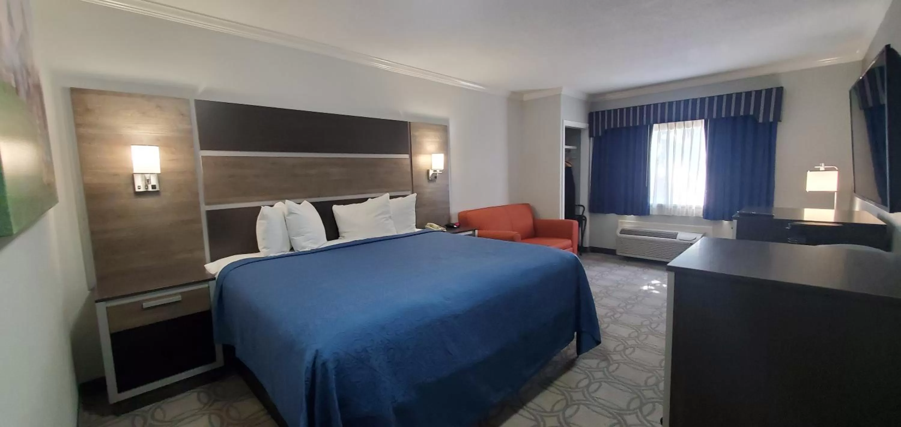 Bed in Ambassador Inn and Suites