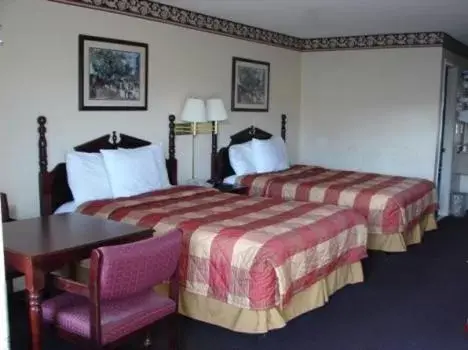 Photo of the whole room, Bed in Royal Inn - Anniston