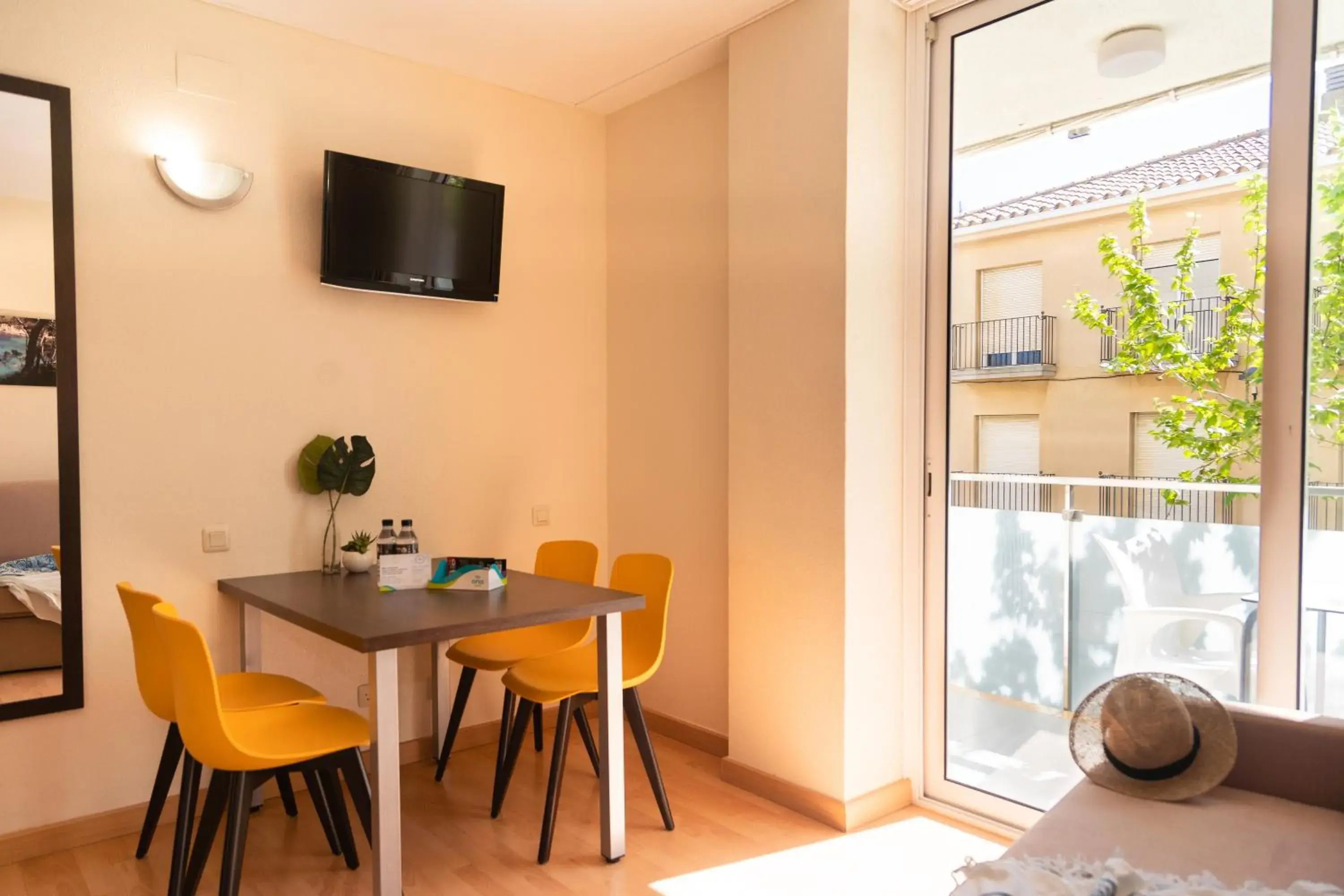 Dining area, TV/Entertainment Center in Aparthotel Ona Palamós