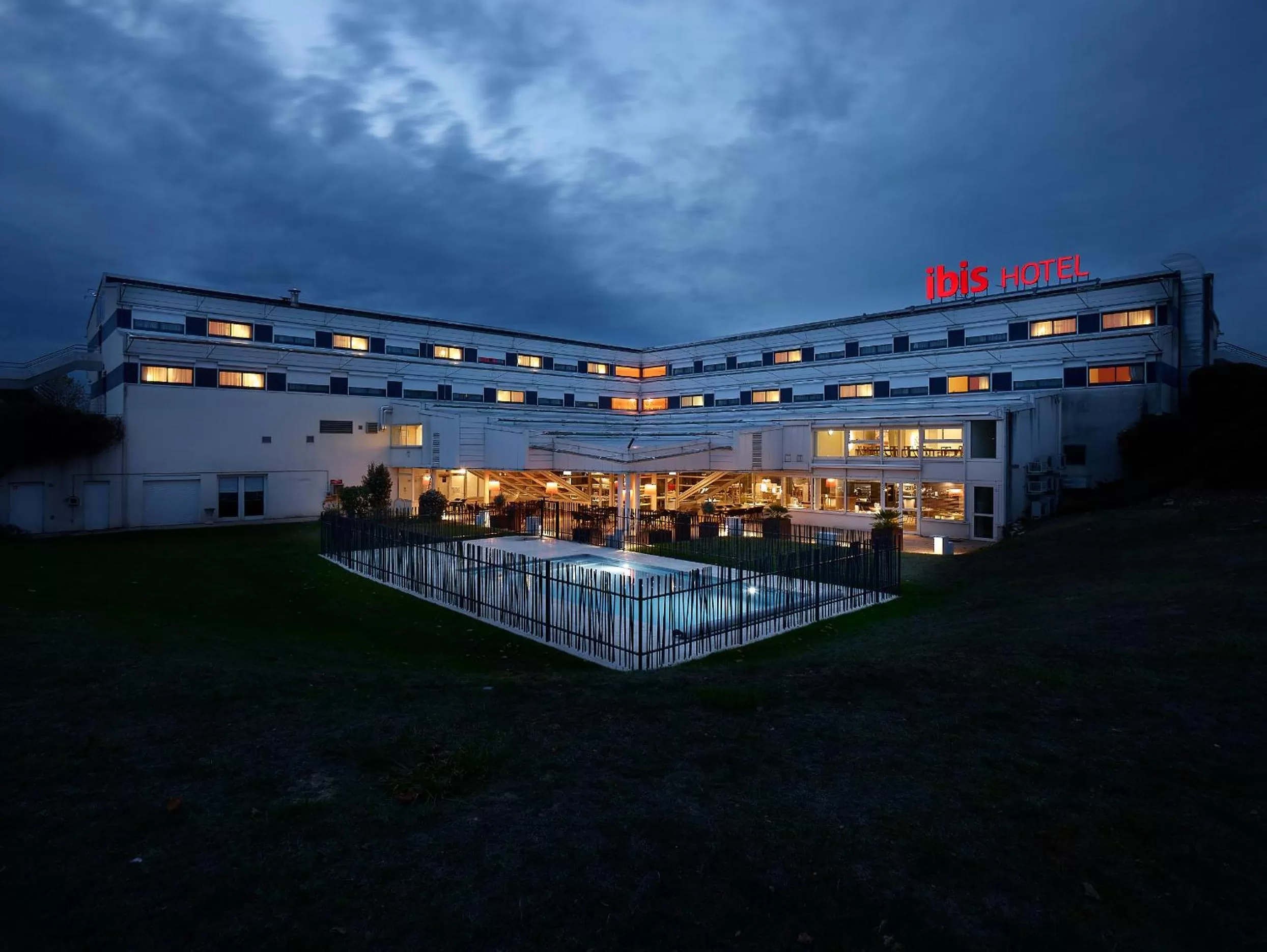 Patio in ibis Poitiers Site du Futuroscope