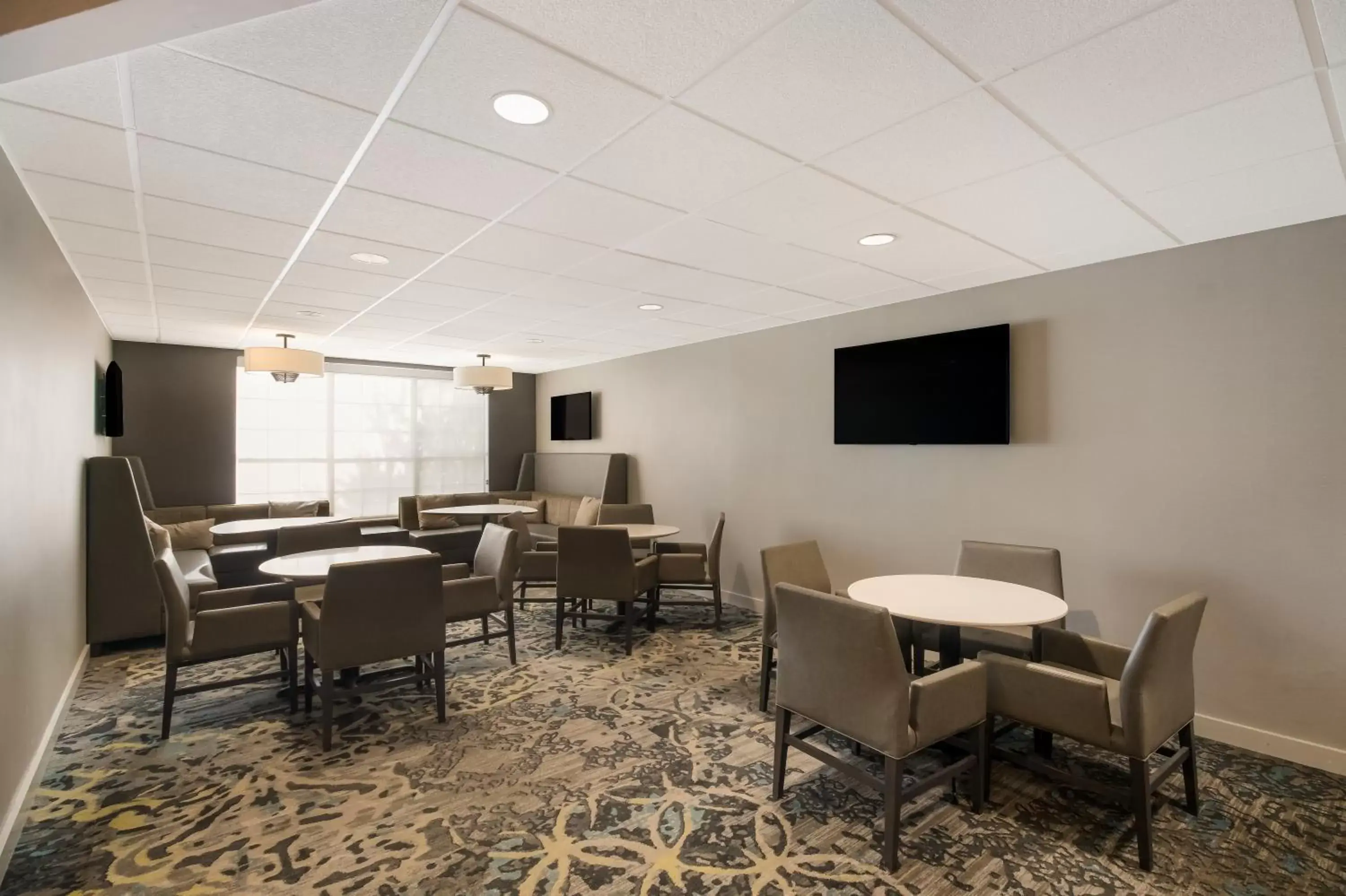 Communal lounge/ TV room in Sonesta ES Suites Dallas Richardson