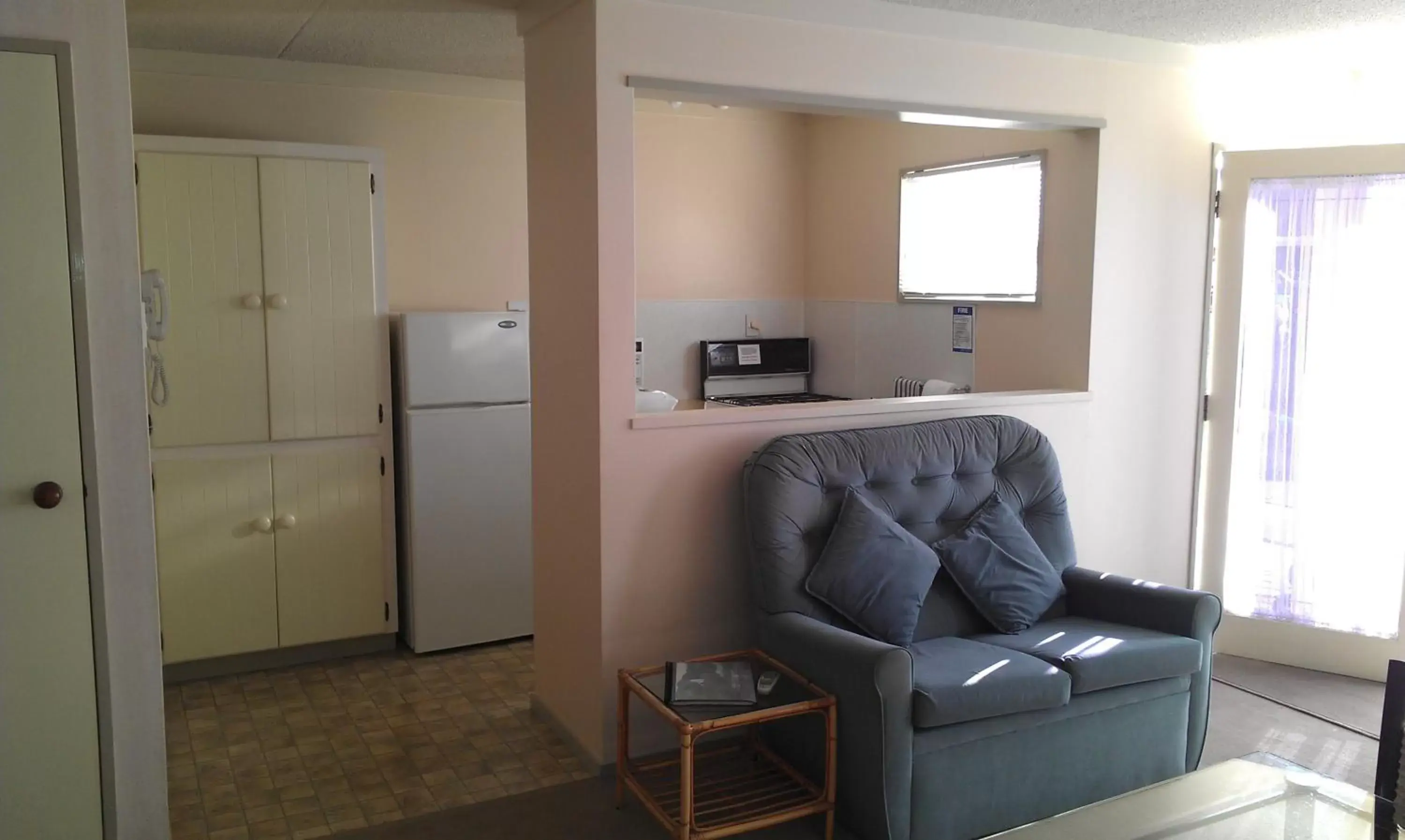 Kitchen or kitchenette, Seating Area in Riverview Motel