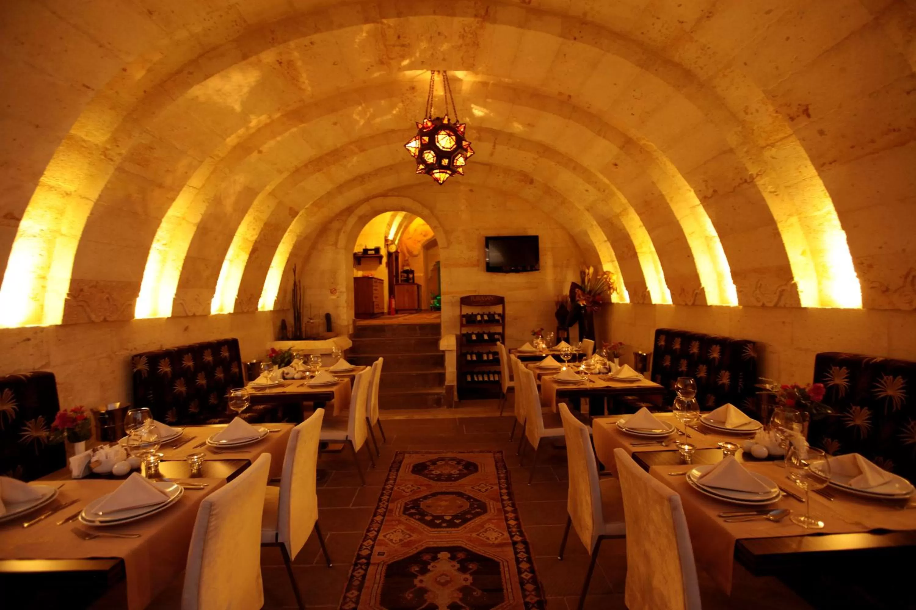 Restaurant/places to eat in Miras Hotel