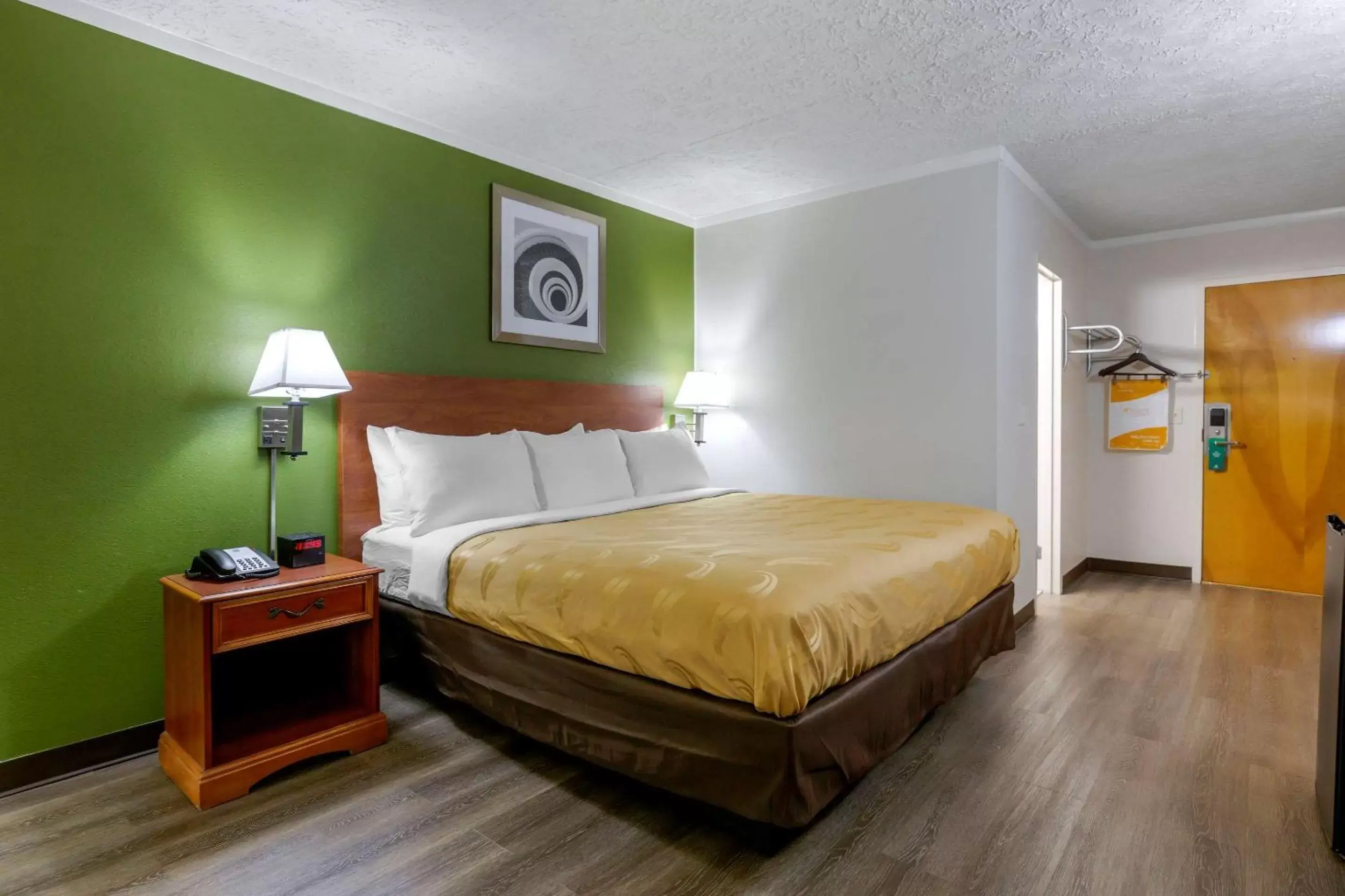 Bedroom, Bed in Quality Inn - Roxboro South