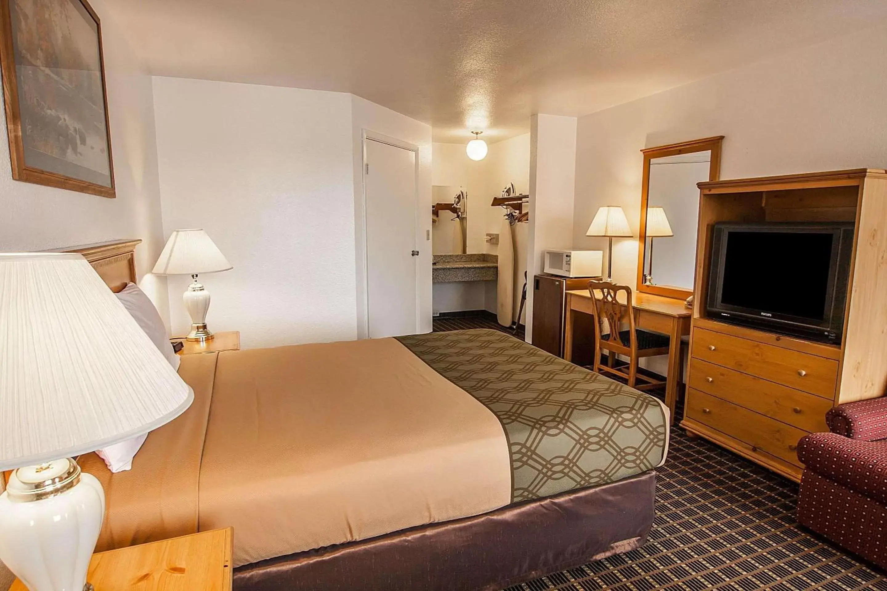 Photo of the whole room, Bed in Rodeway Inn Albany