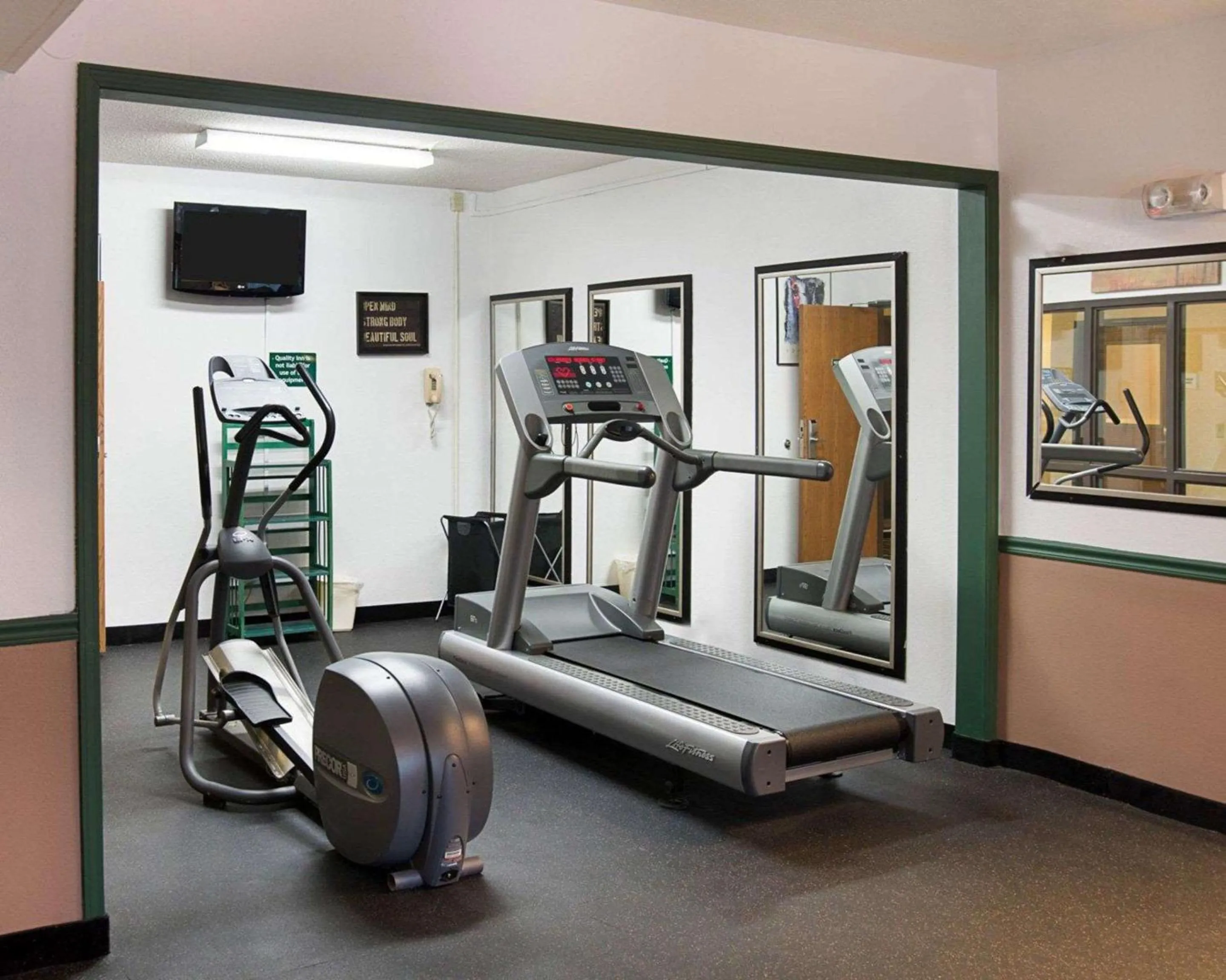Fitness centre/facilities in Quality Inn Brooklyn Center