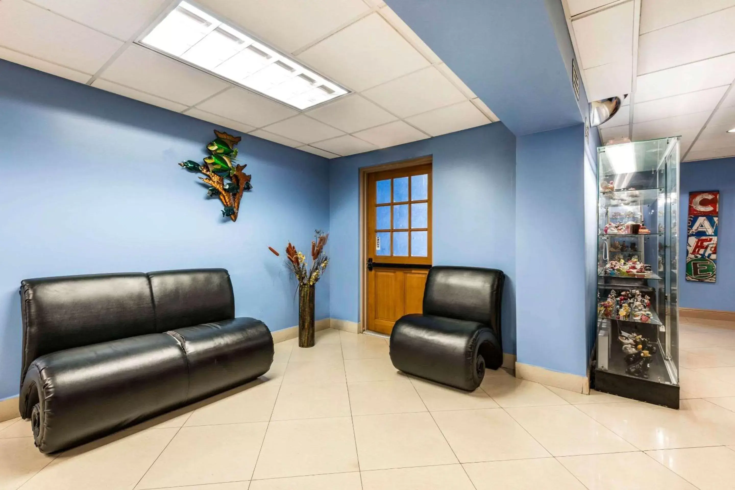 Lobby or reception, Seating Area in Rodeway Inn & Suites Fort Lauderdale Airport & Cruise Port