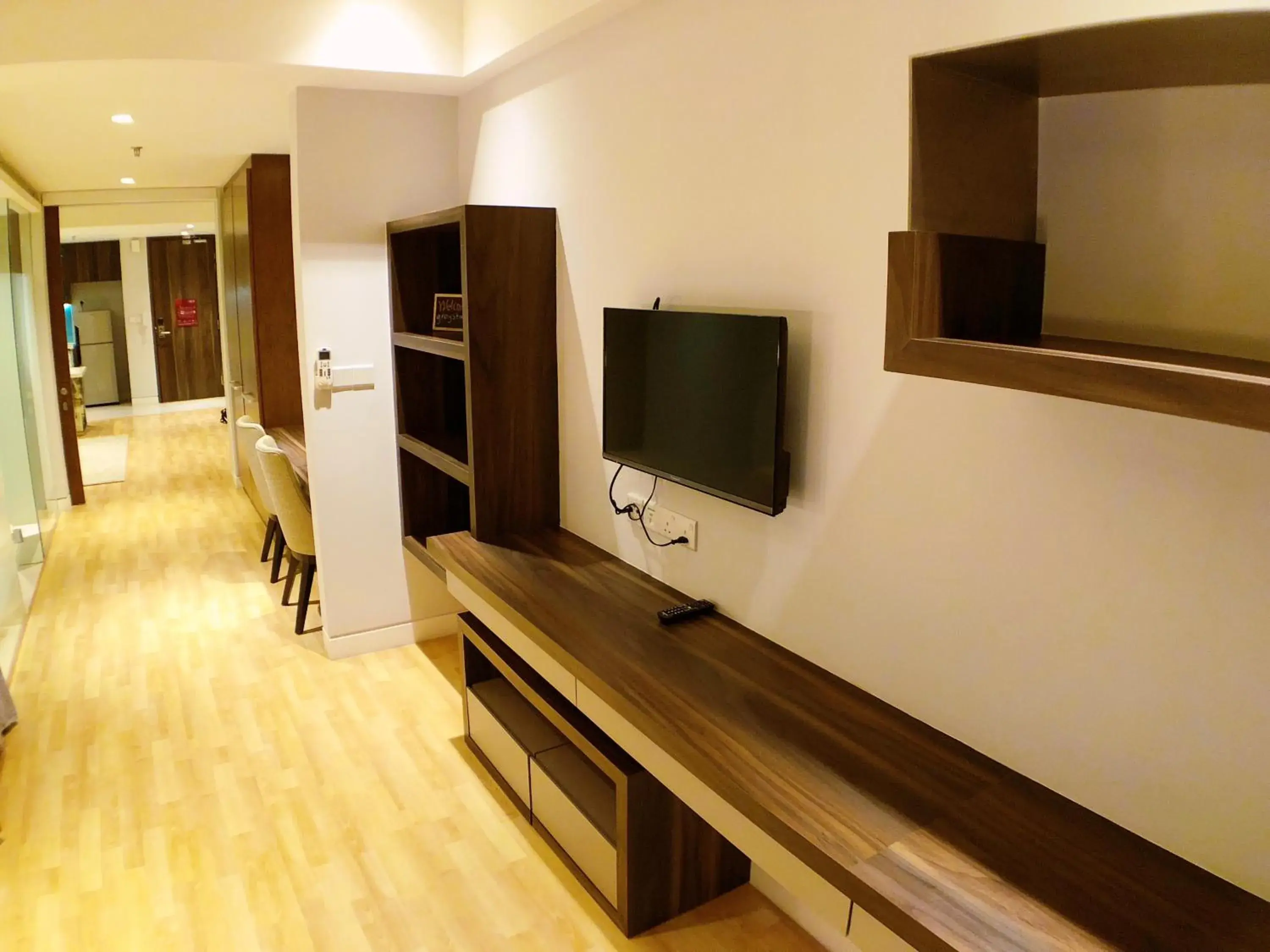 TV and multimedia, TV/Entertainment Center in Greystone Haus D Majestic Place