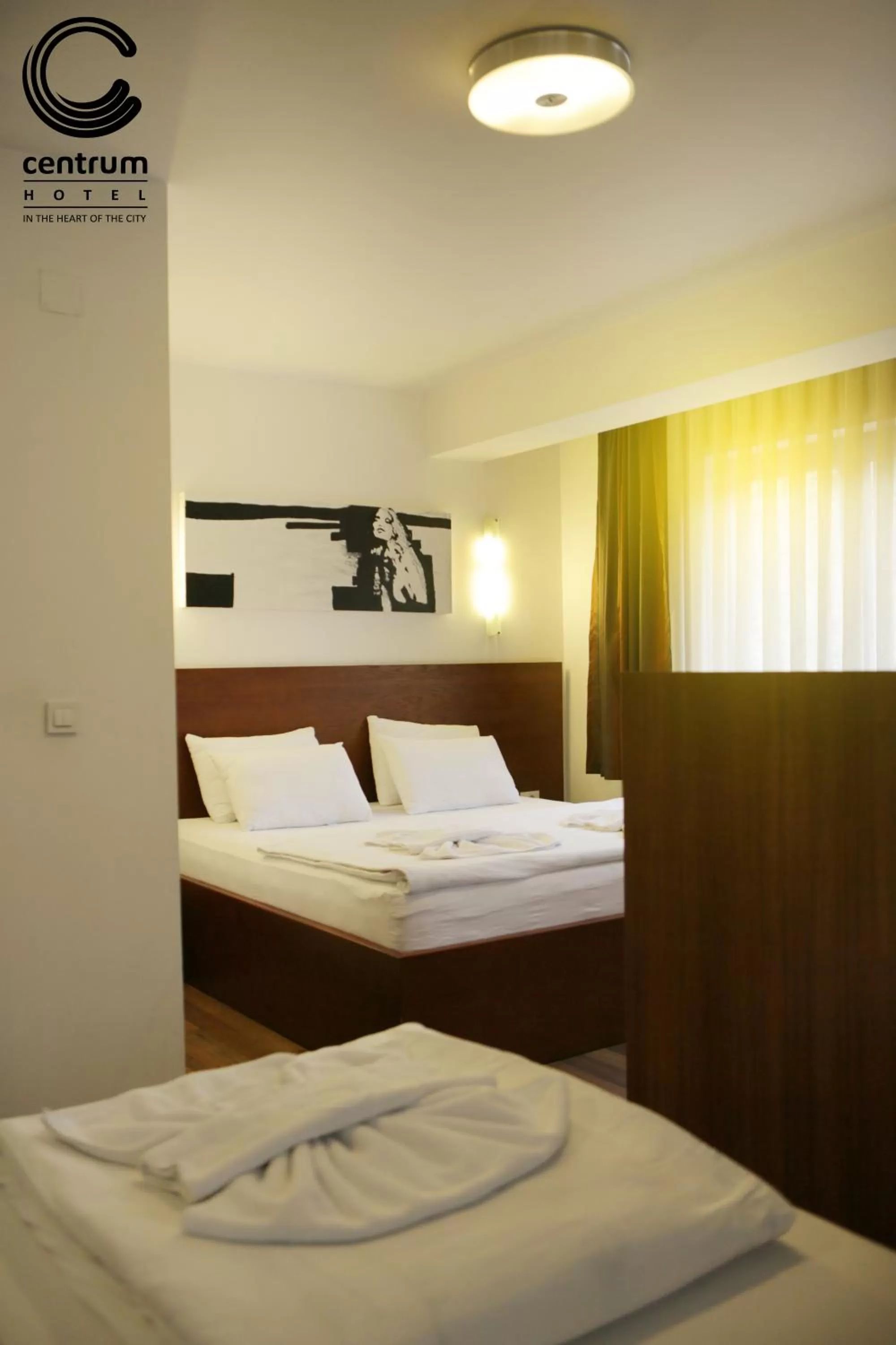 Shower, Bed in Hotel Centrum Prizren