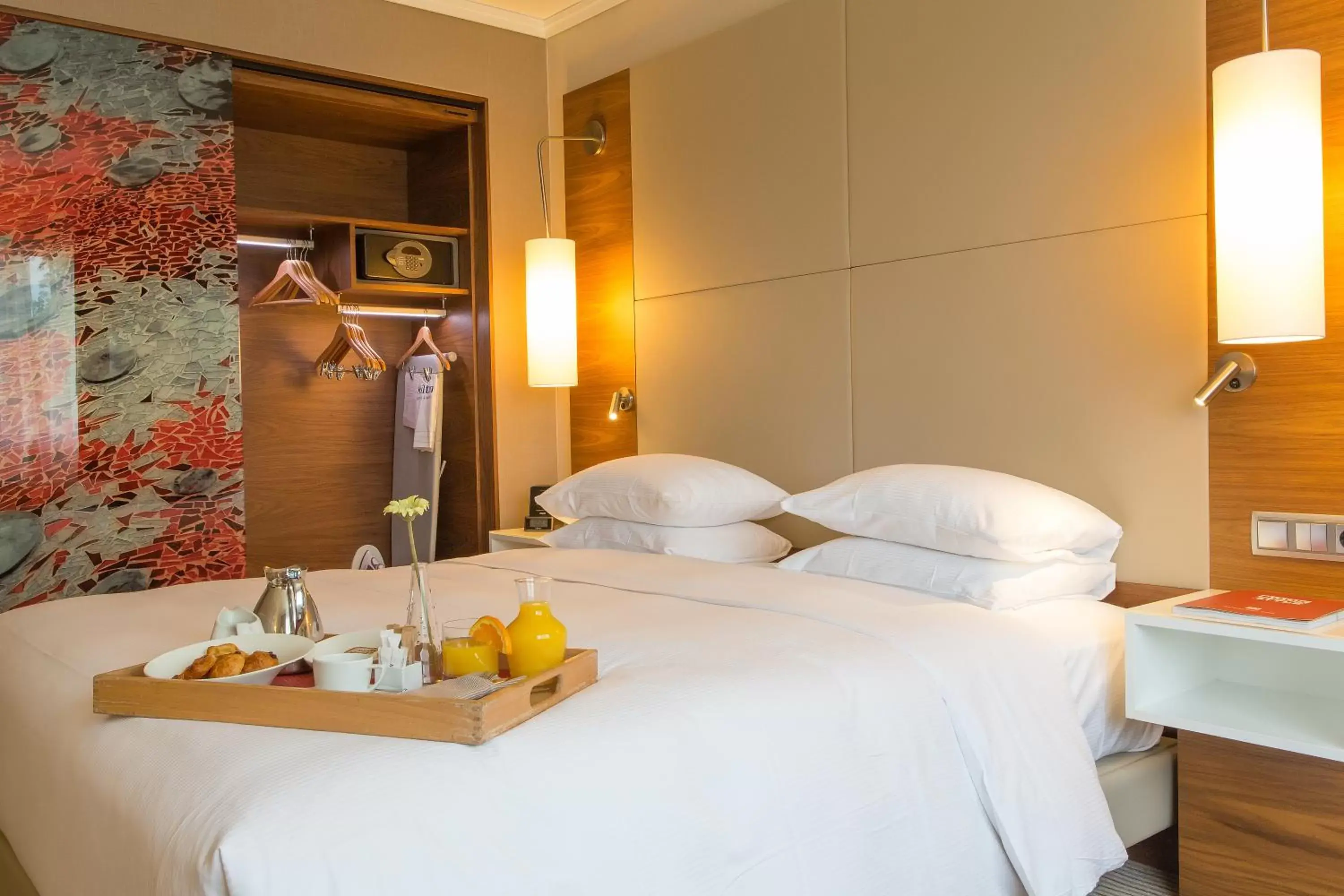 room service, Bed in Hilton Barcelona