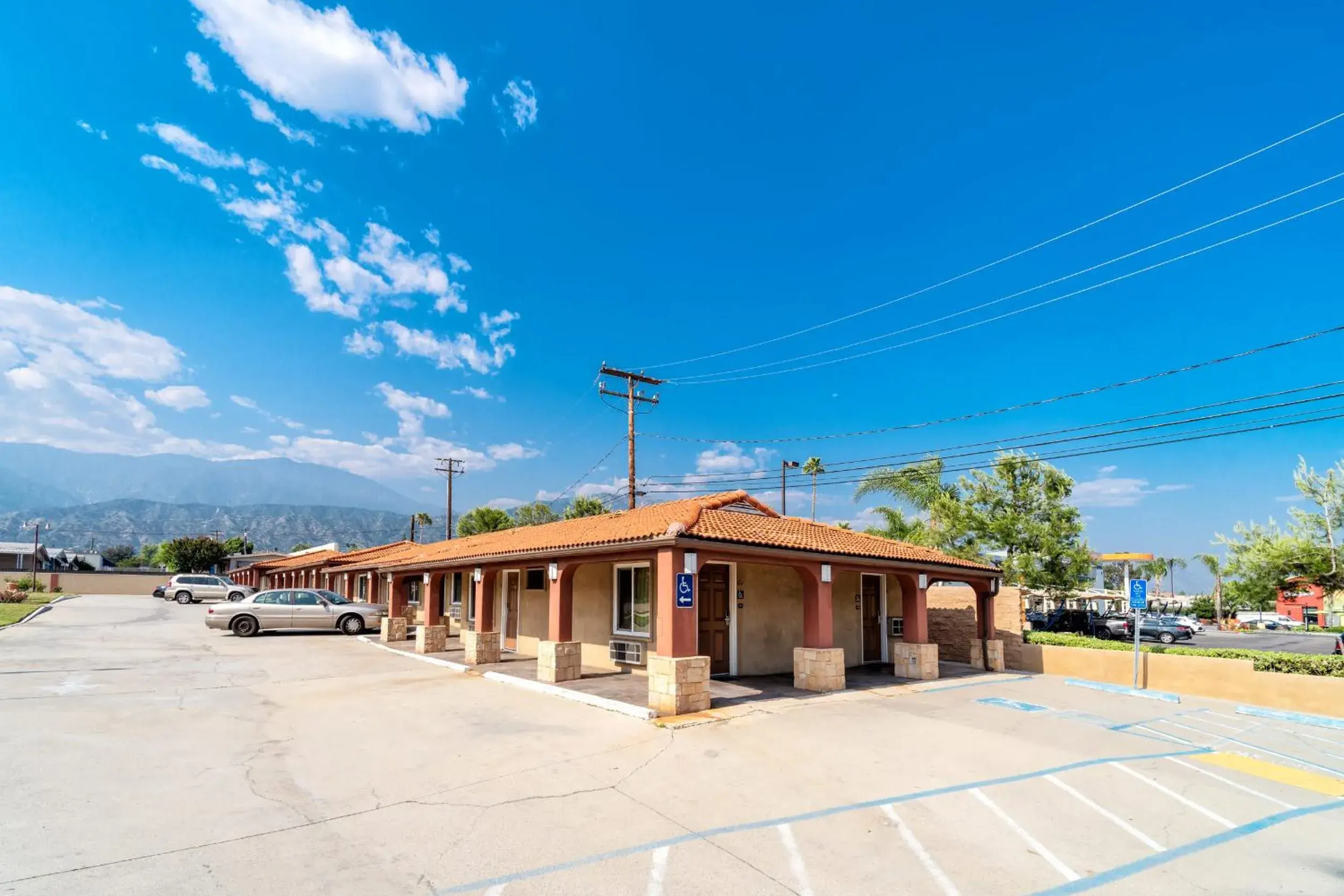 Property Building in Oak Park Motel