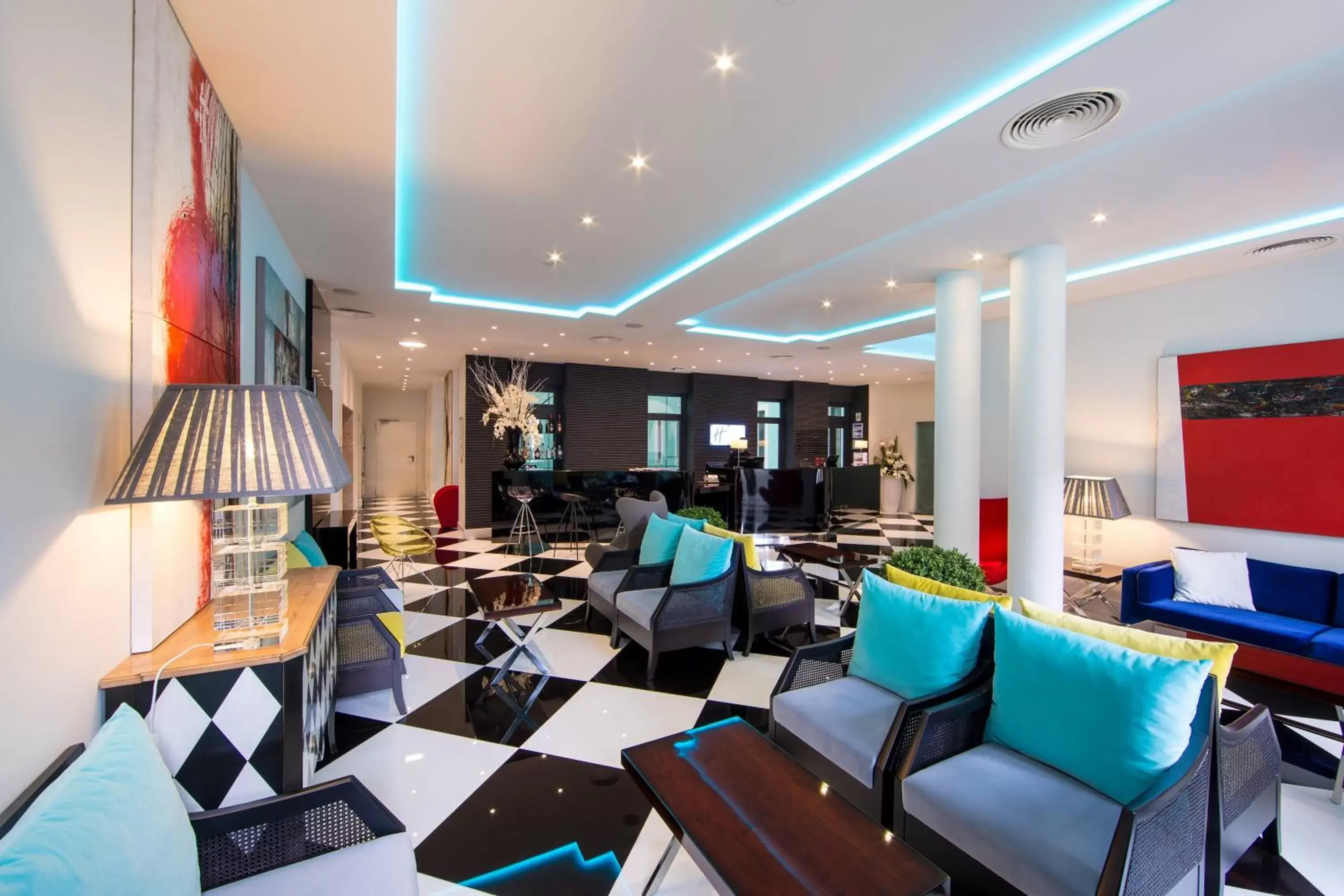 Lobby or reception, Restaurant/Places to Eat in Holiday Inn Express Lisboa - Av. Liberdade, an IHG Hotel