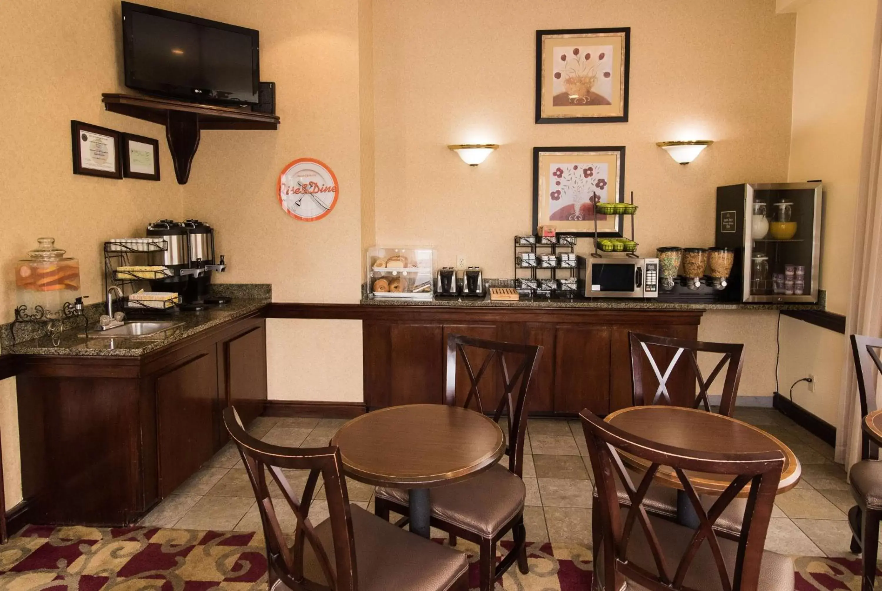 Restaurant/places to eat in Howard Johnson by Wyndham Portsmouth Restaurant/places to eat in Howard Johnson by Wyndham Portsmouth