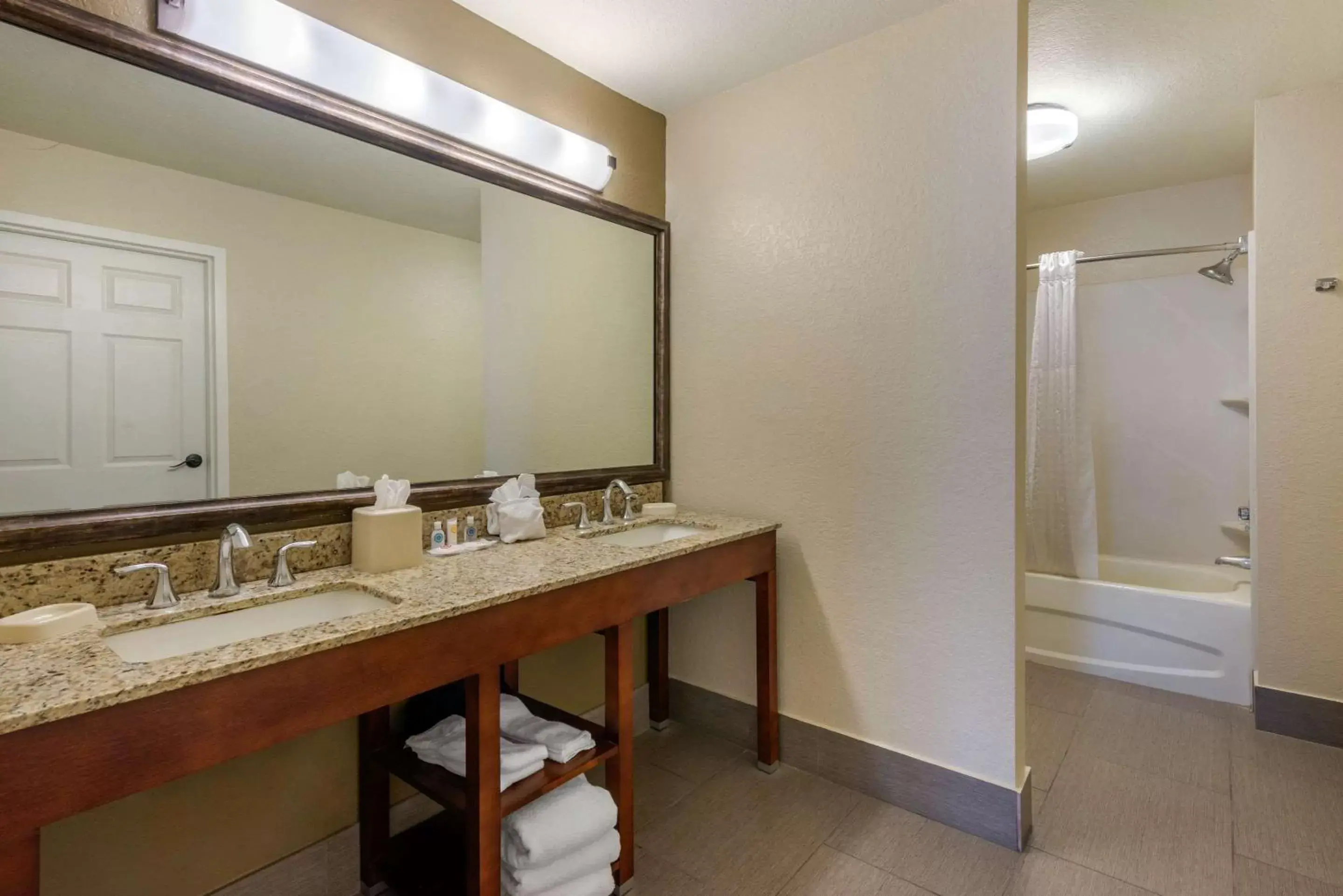 Bedroom, Bathroom in Comfort Suites The Villages