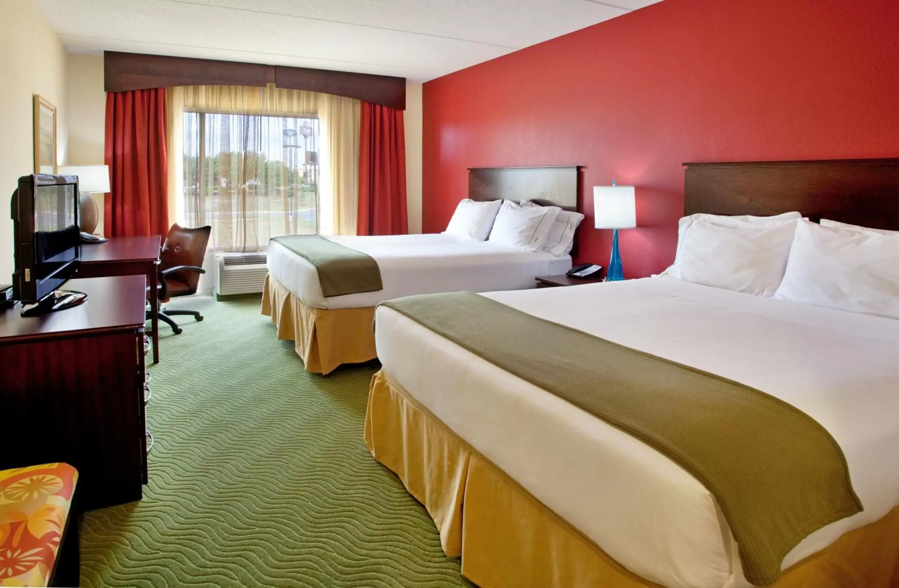 Bed in Holiday Inn Express & Suites - Spartanburg-North, an IHG Hotel