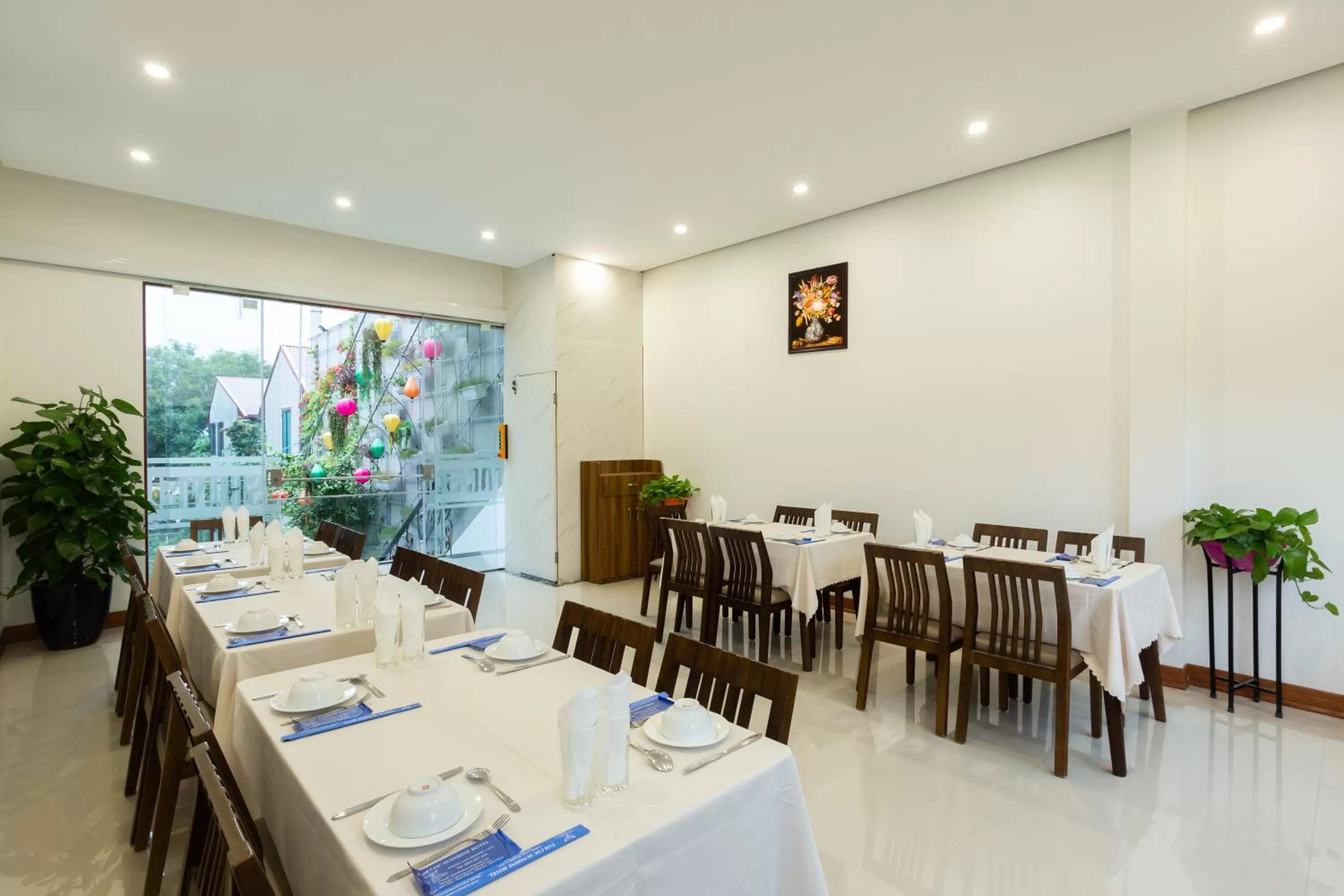 Restaurant/places to eat in TAM COC SUNSHINE HOTEL