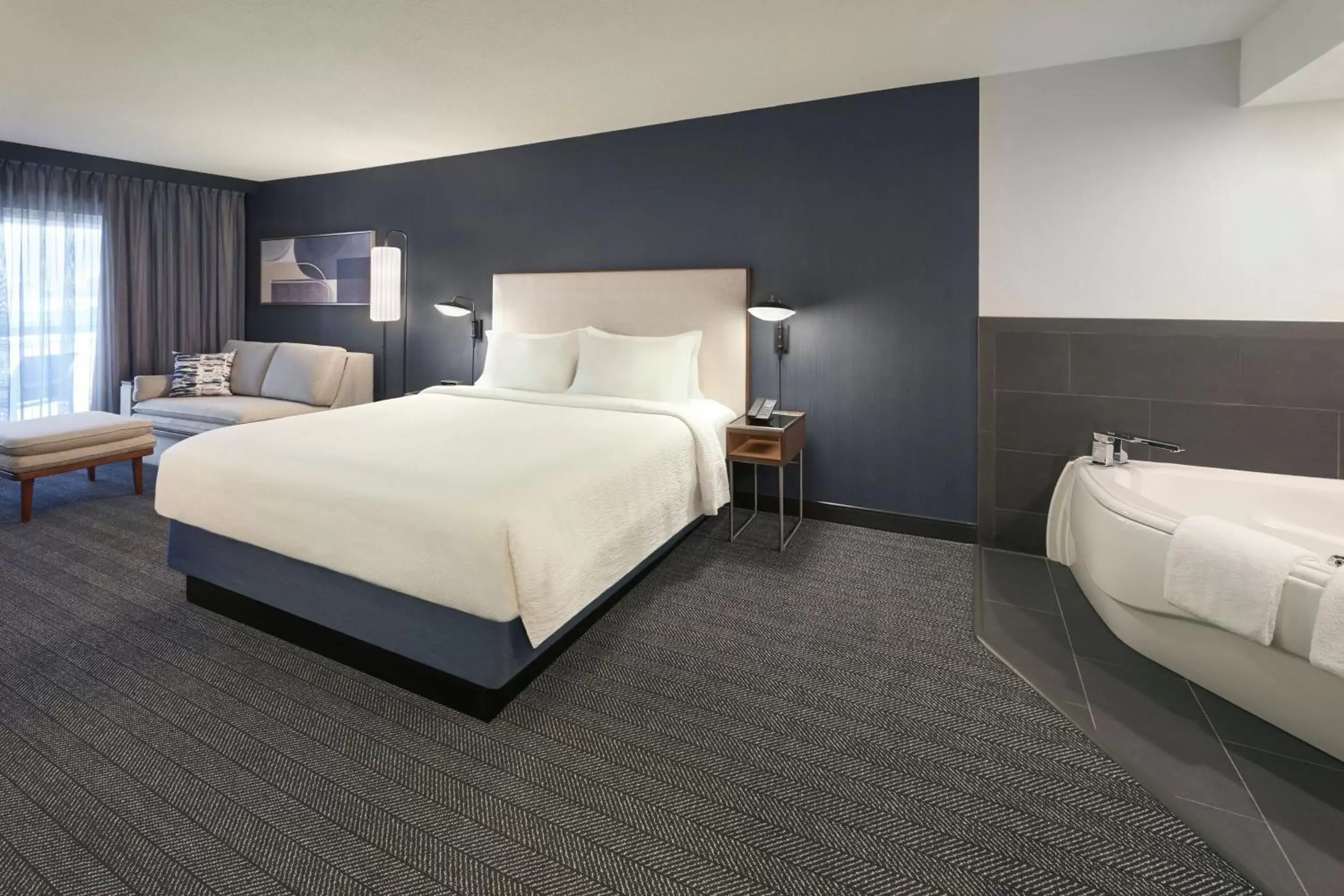 Photo of the whole room, Bed in Courtyard by Marriott Toronto Mississauga/Meadowvale