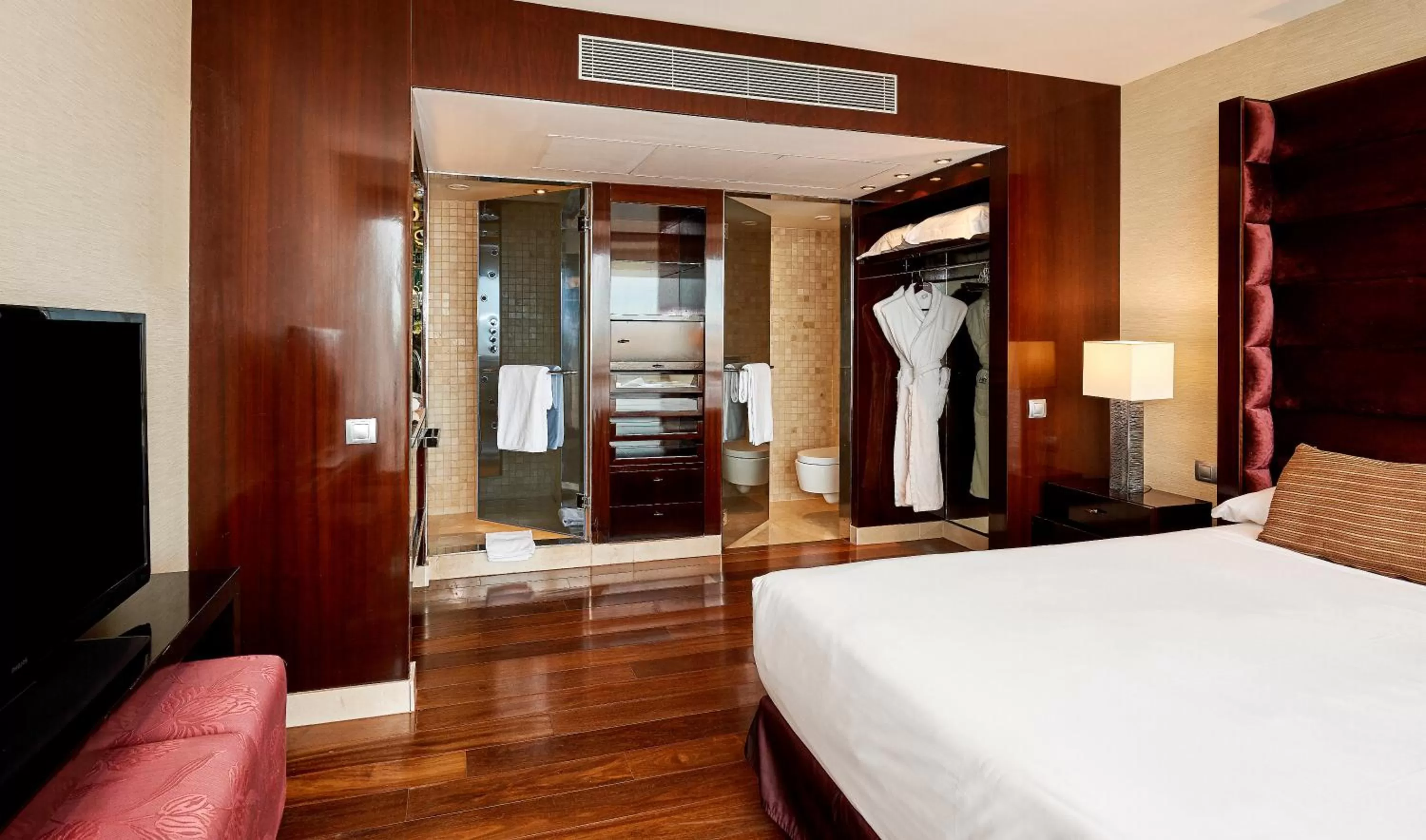 Bathroom, Bed in Hyatt Regency Barcelona Tower