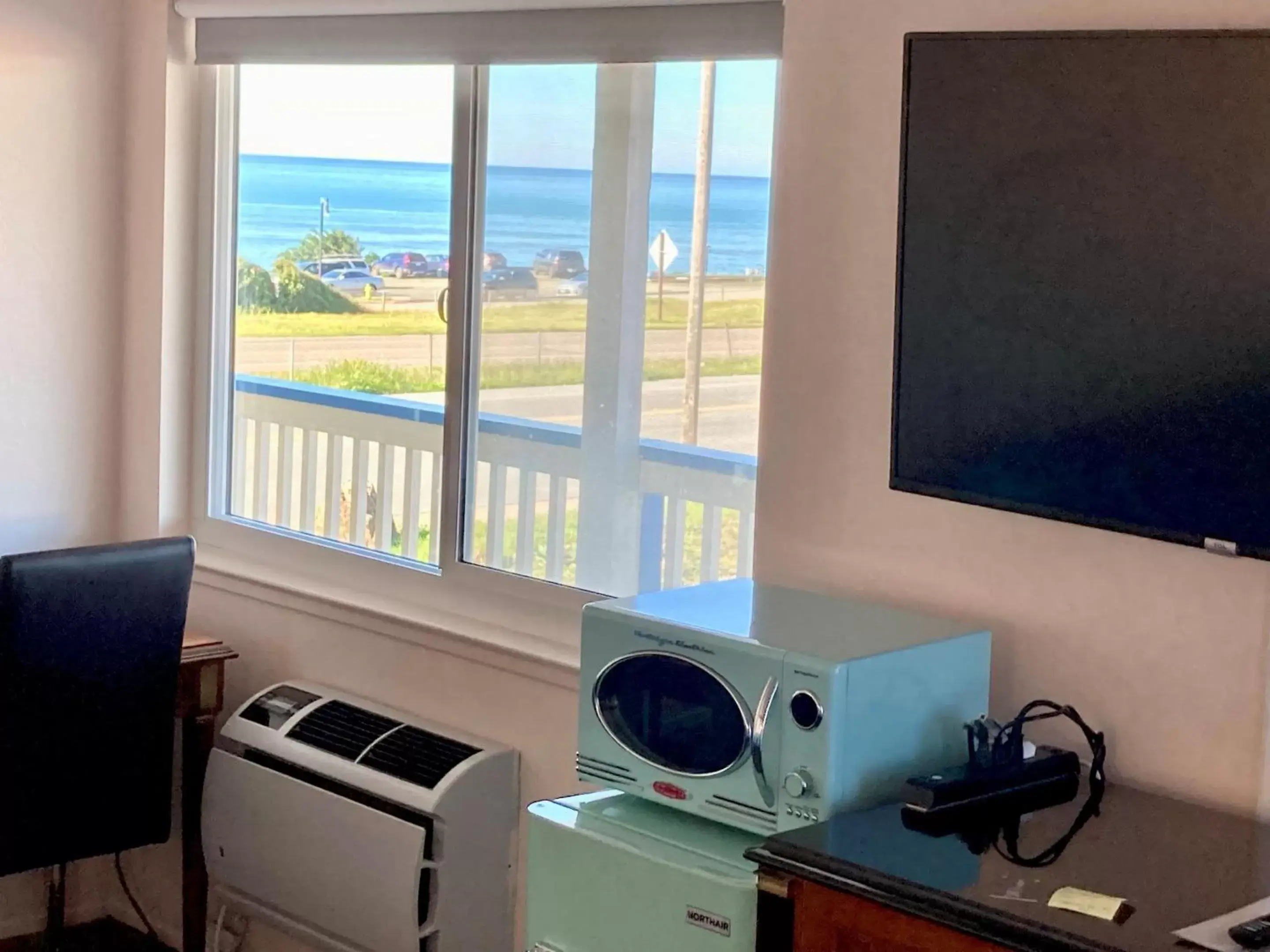 Sea view, Kitchen/Kitchenette in Coast Riders Inn