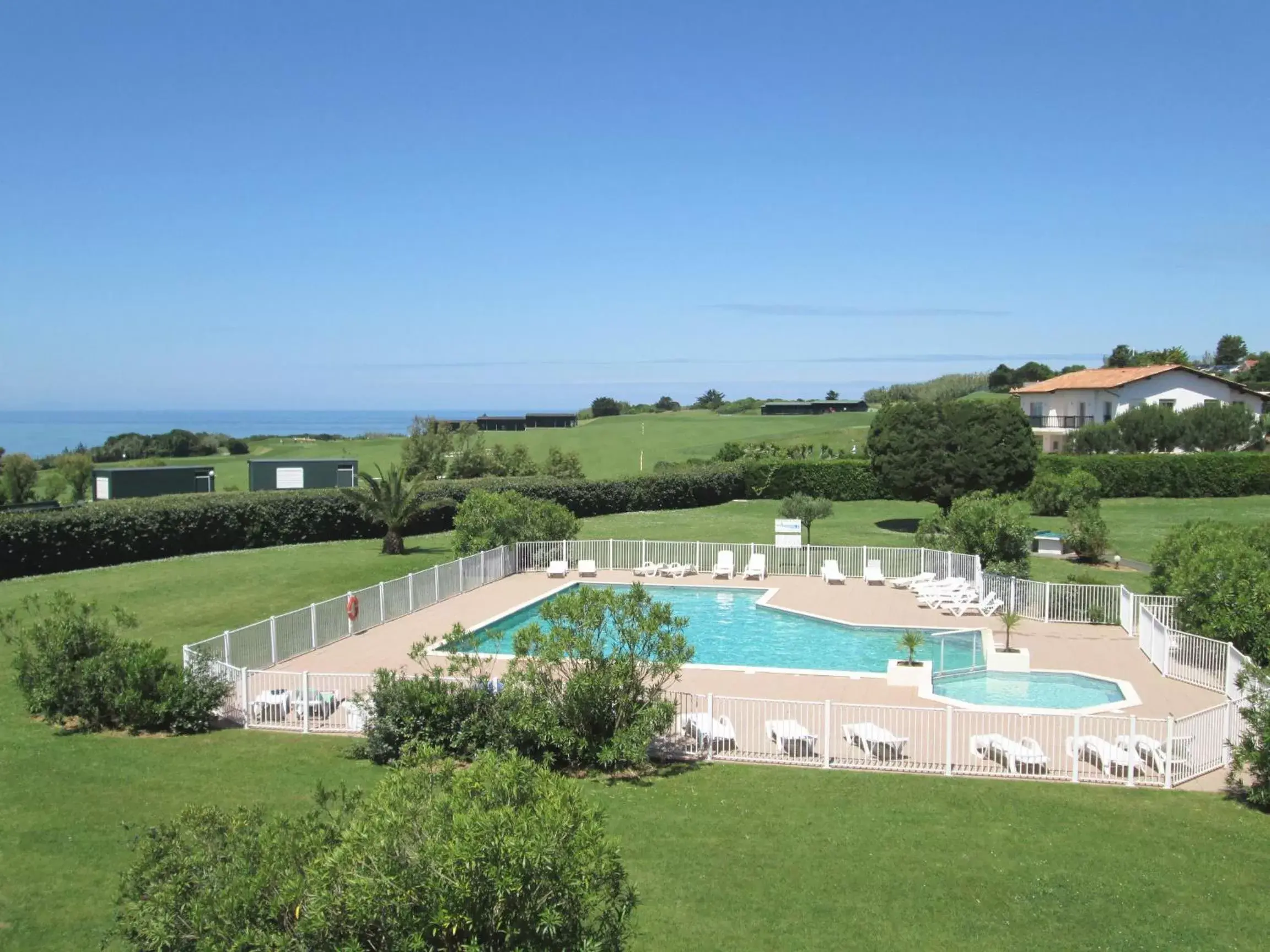 Garden, Pool View in Résidence Mer & Golf Ilbarritz