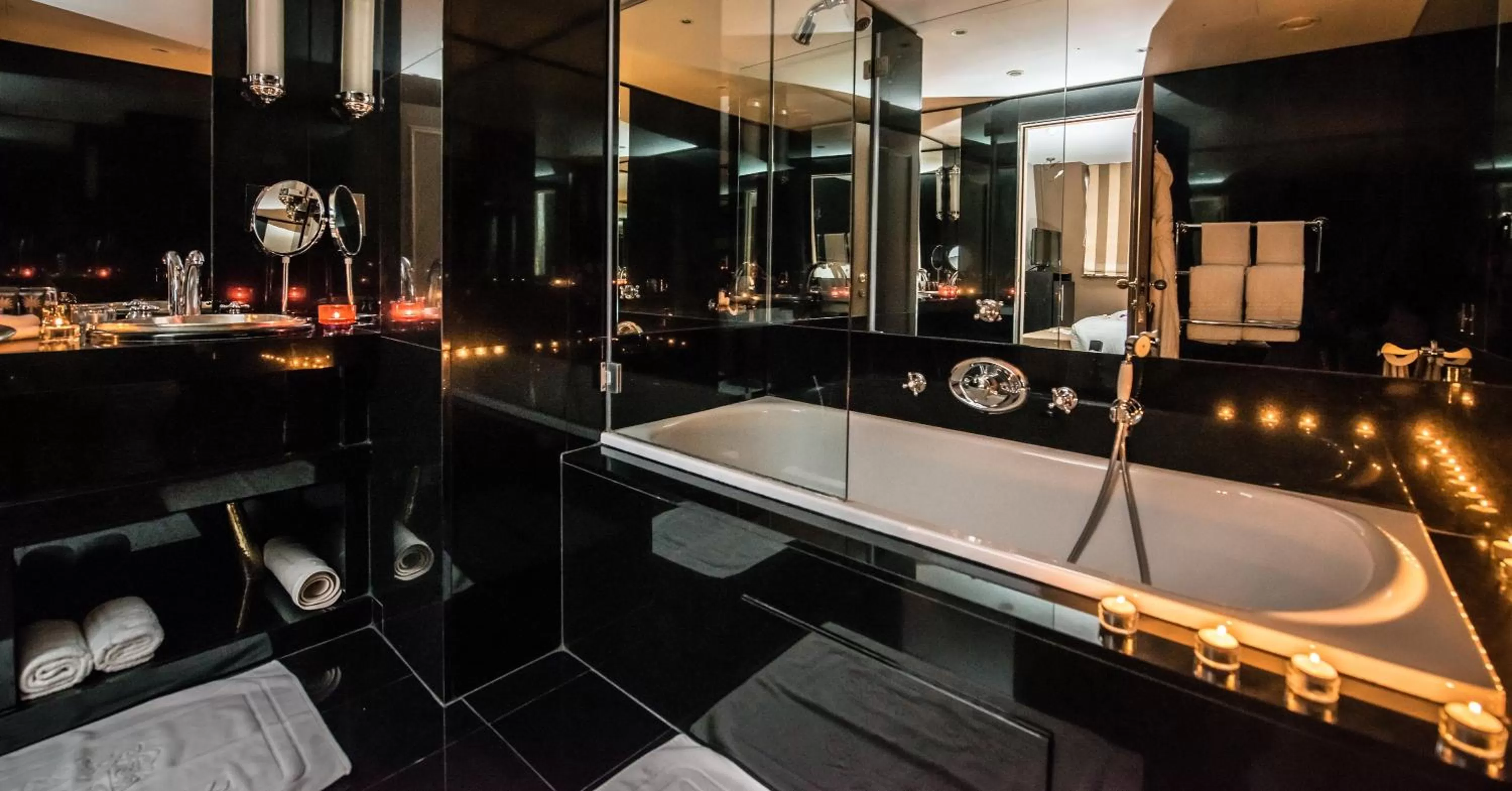 Shower in 60 Hyde Park Gate Hotel