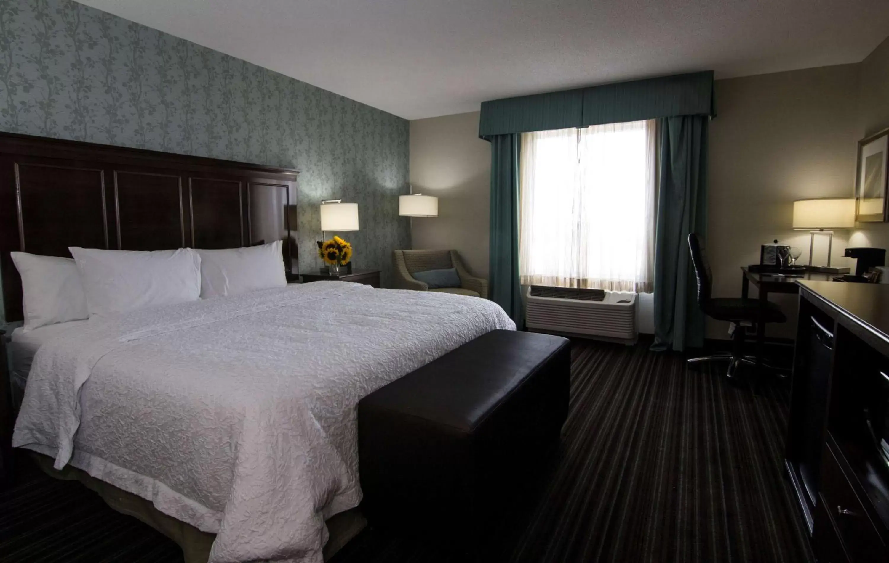 Bed in Hampton Inn & Suites by Hilton St. John's Airport