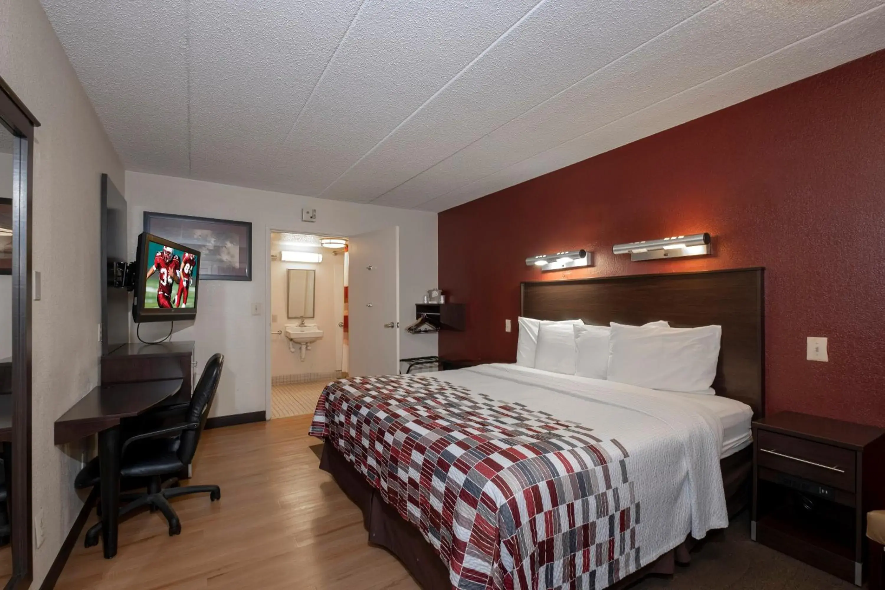 Photo of the whole room, Bed in Red Roof Inn Washington DC-Lanham