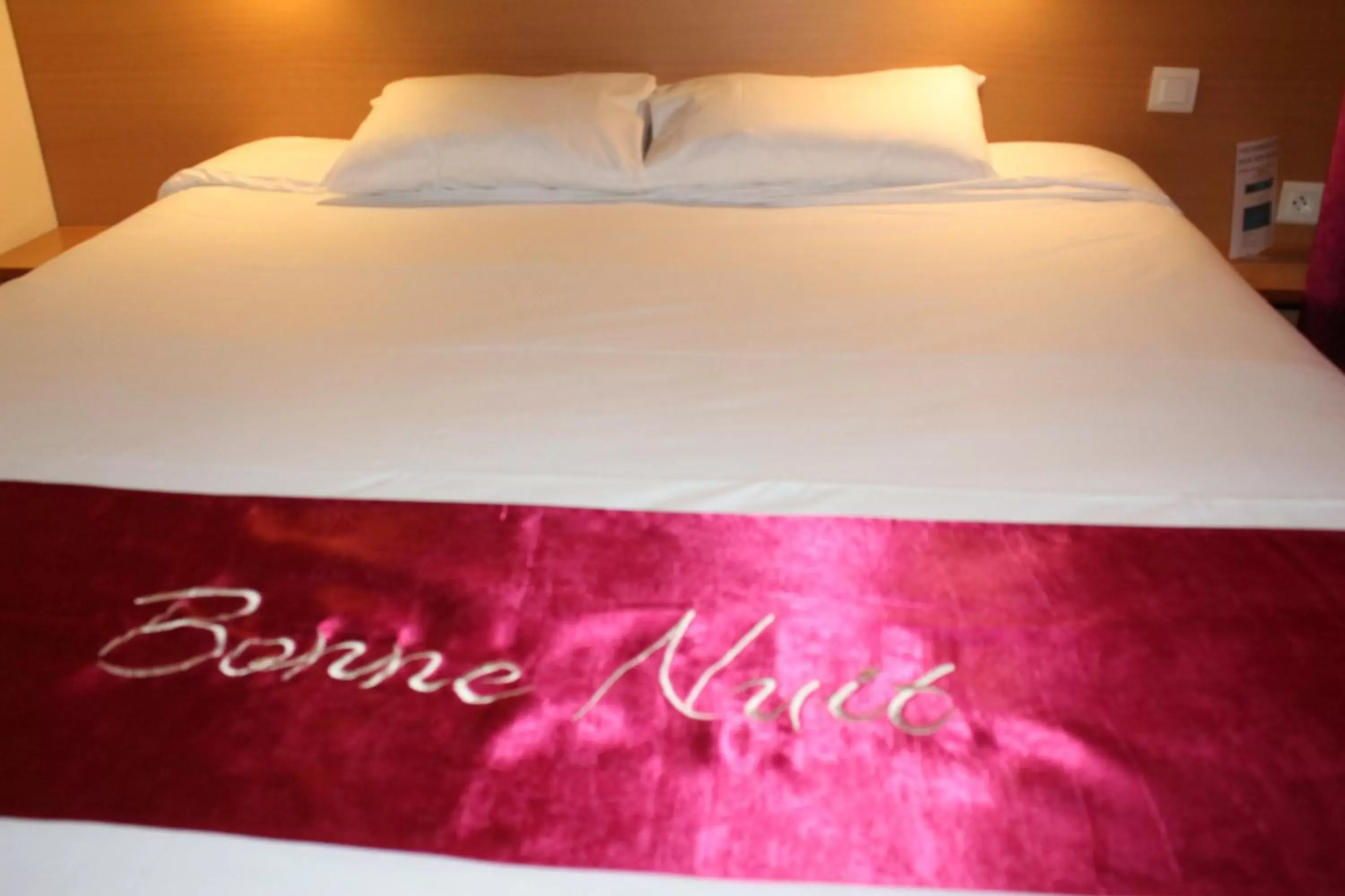 Bed in Hotel Le Saint Aubin