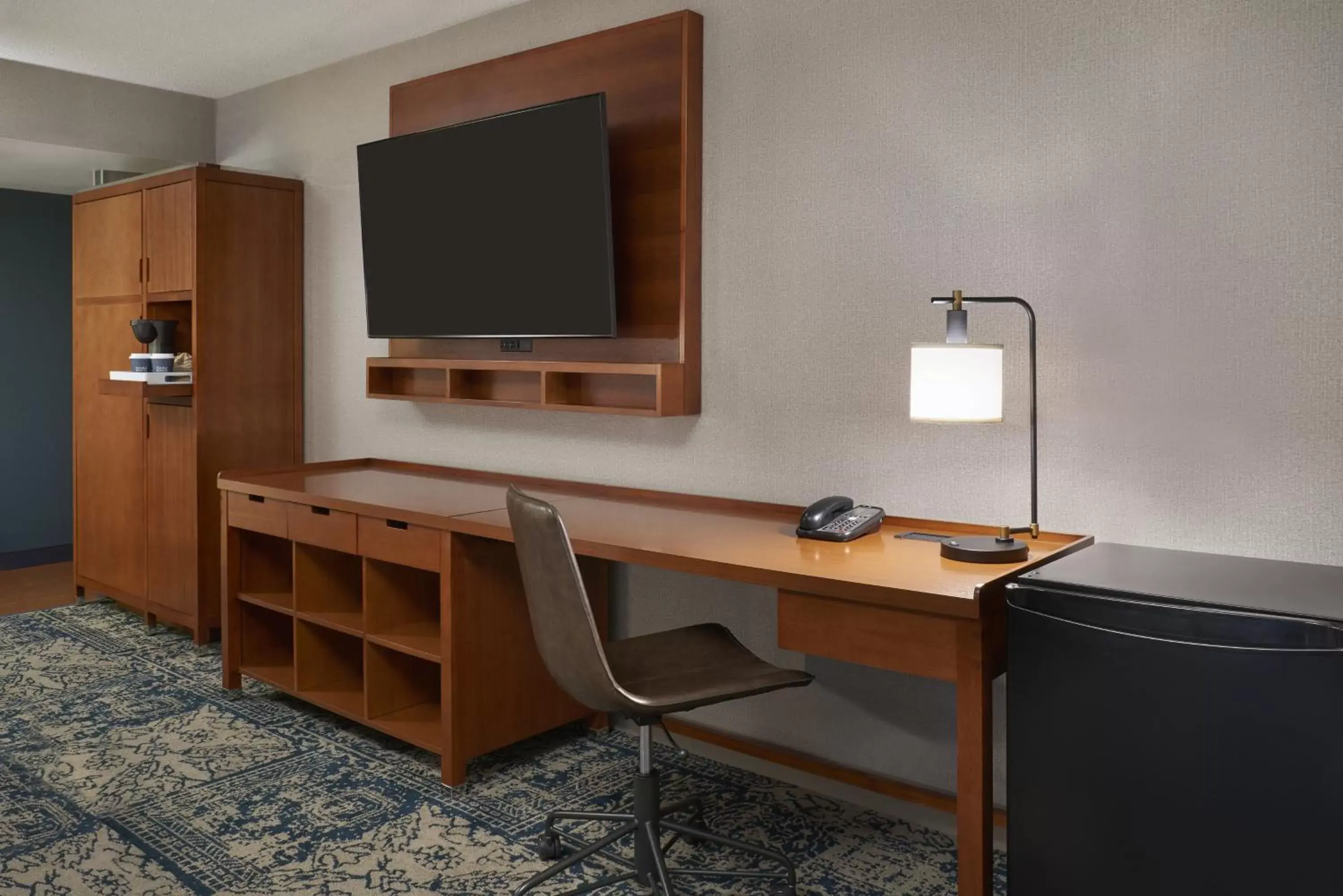 Photo of the whole room, TV/Entertainment Center in Four Points by Sheraton Hotel & Conference Centre Gatineau-Ottawa