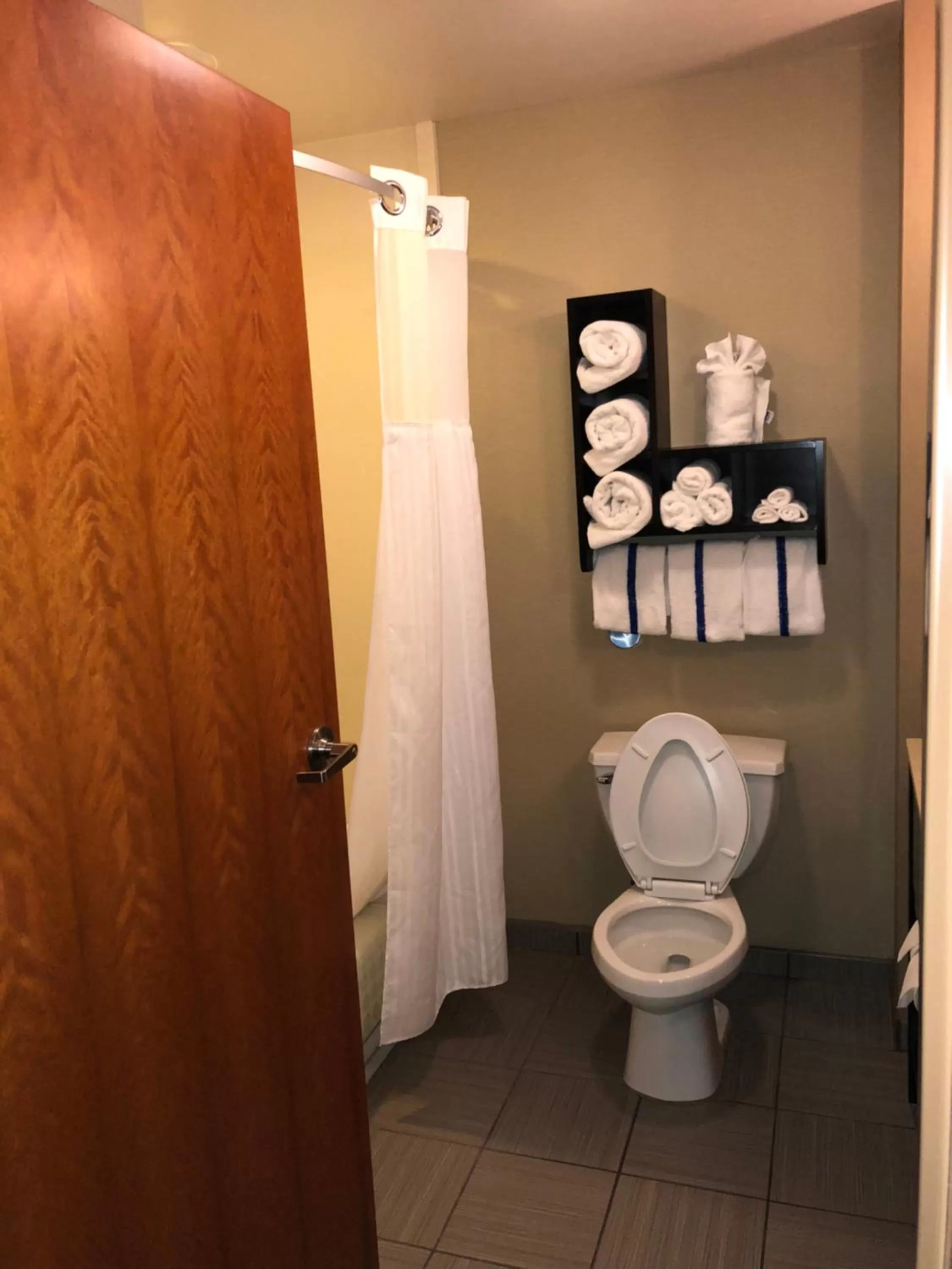 Countryview Inn & Suites