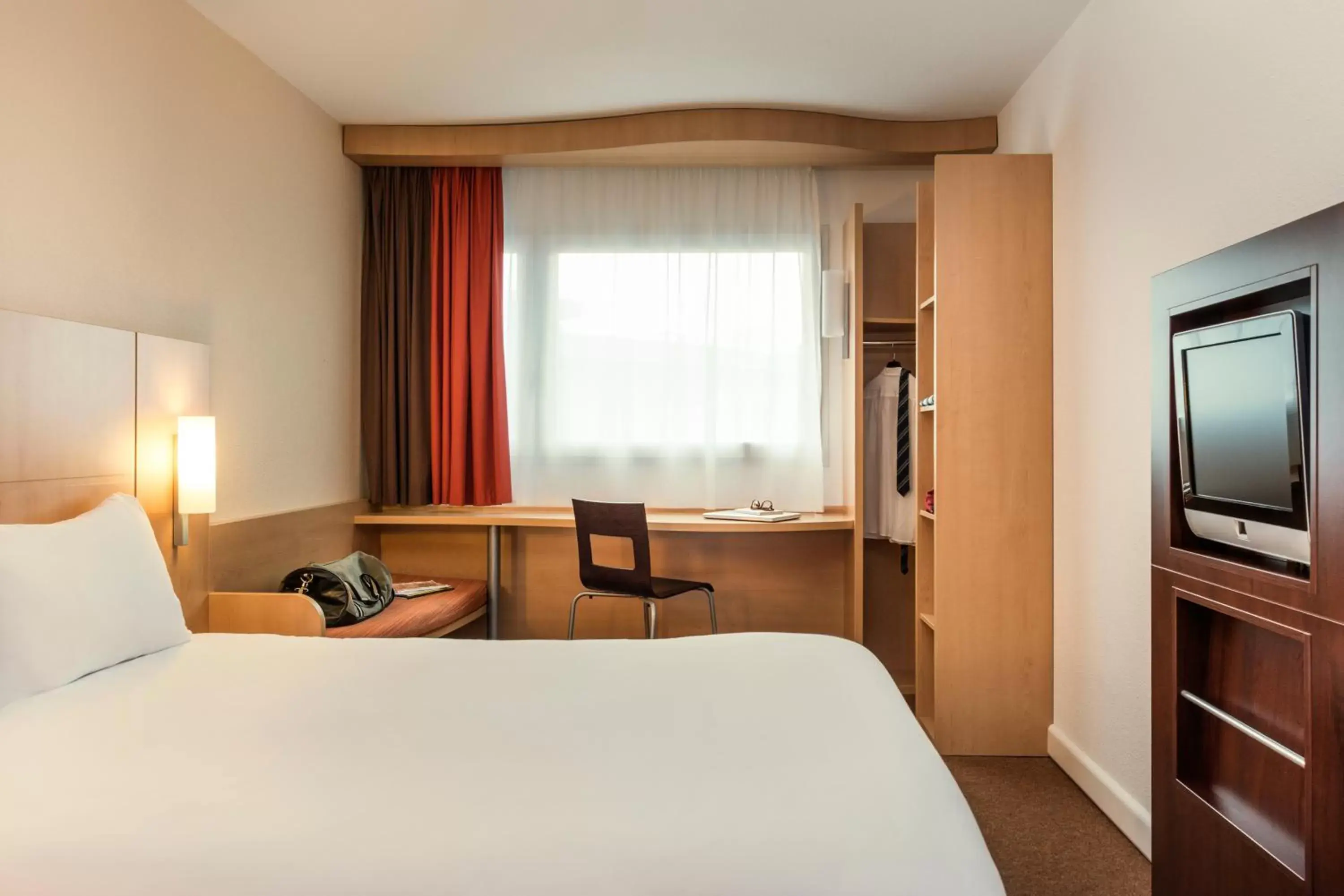 Photo of the whole room, Bed in ibis Rouen Centre Champ de Mars