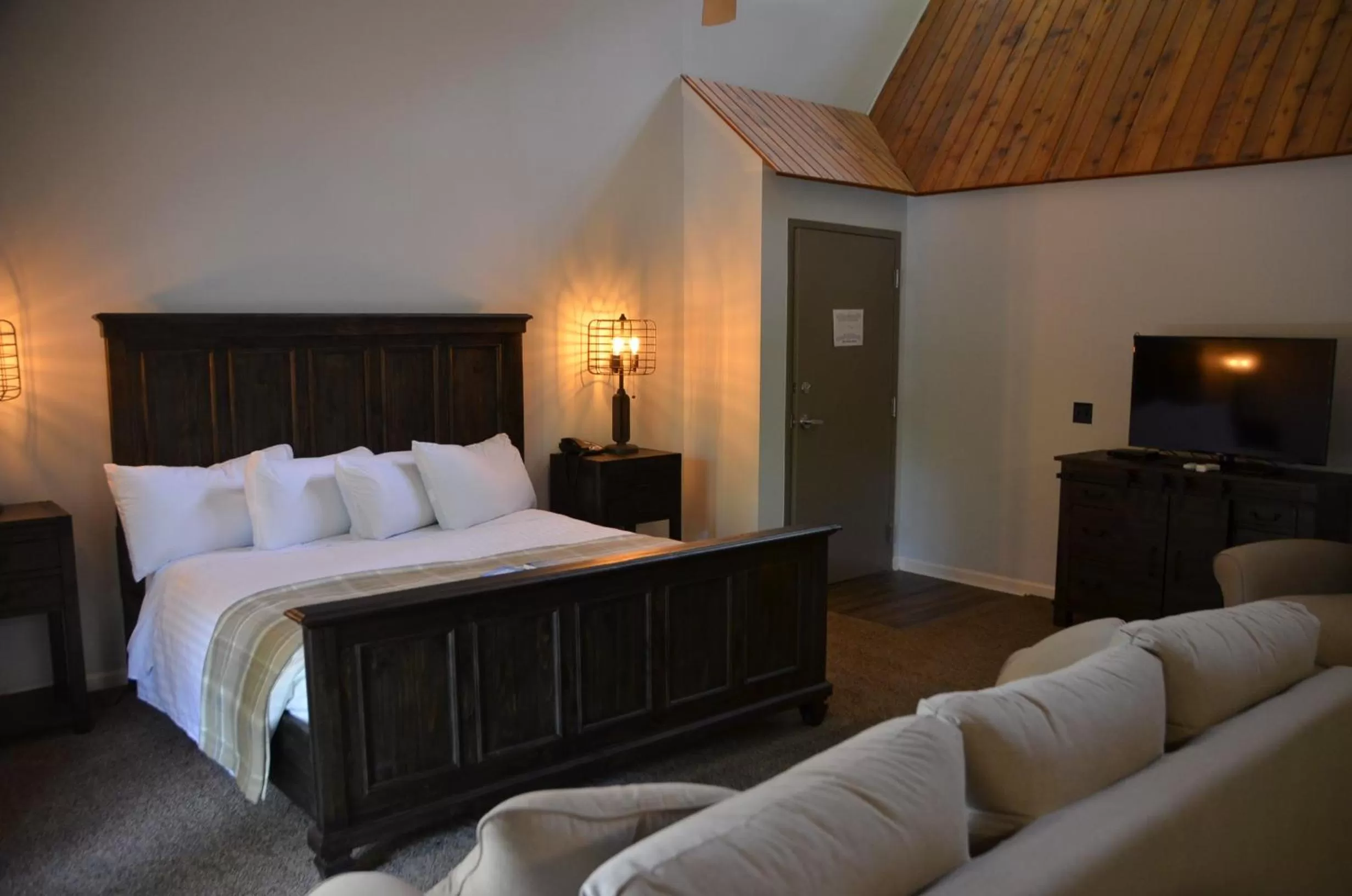 Bed in The Retreat at Center Hill Lake