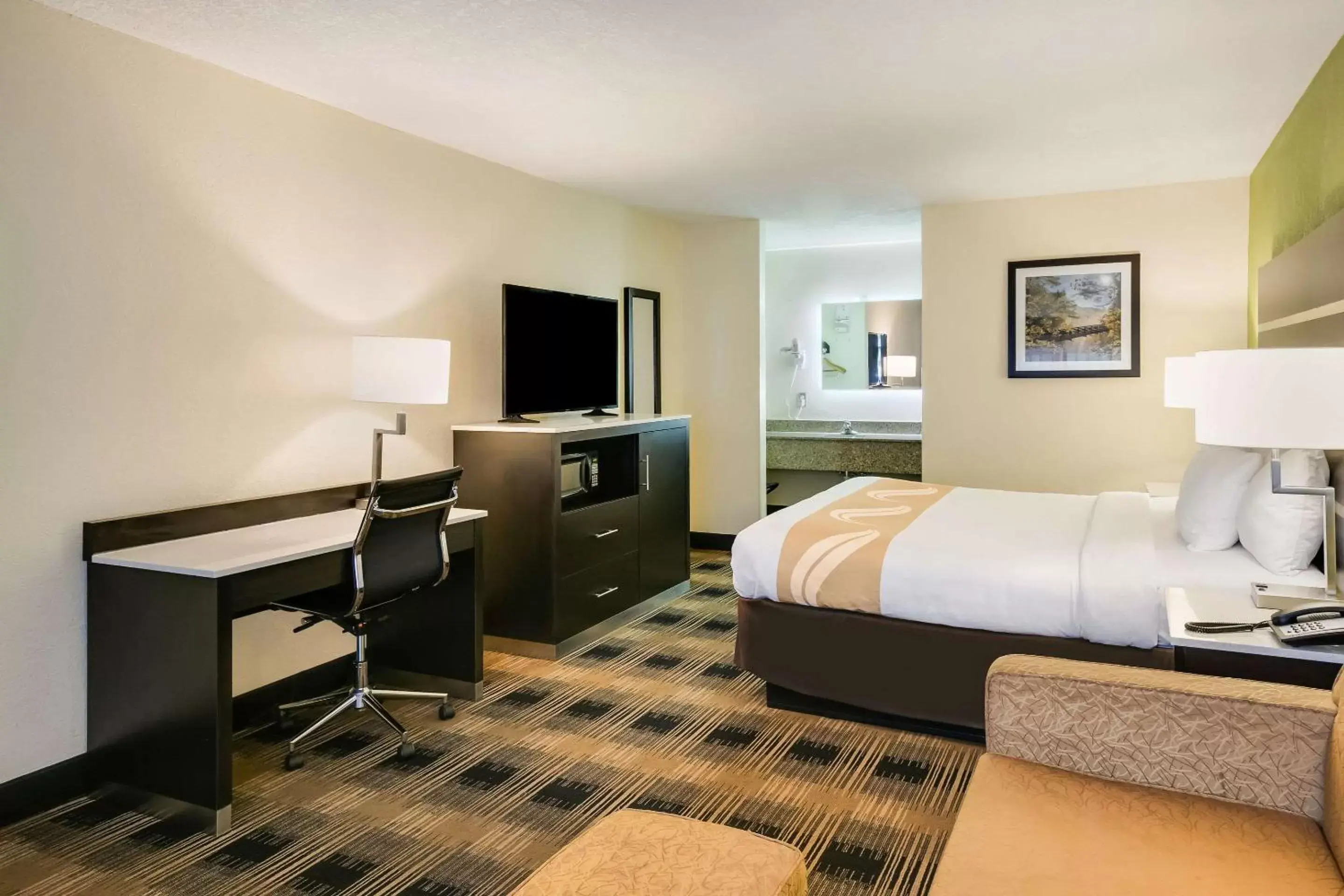 Bedroom, TV/Entertainment Center in Quality Inn & Suites Mount Chalet