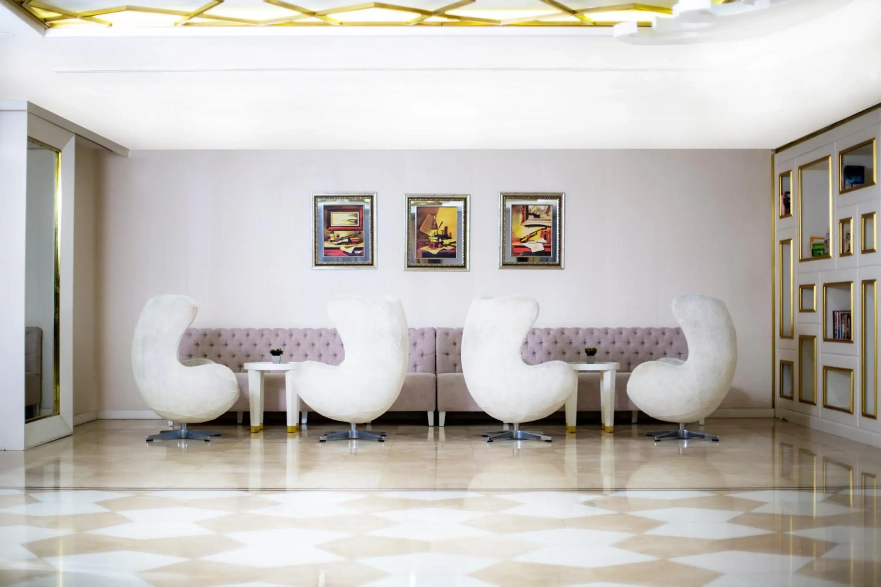 Lobby or reception, Seating Area in La Boutique Hotel & Suites