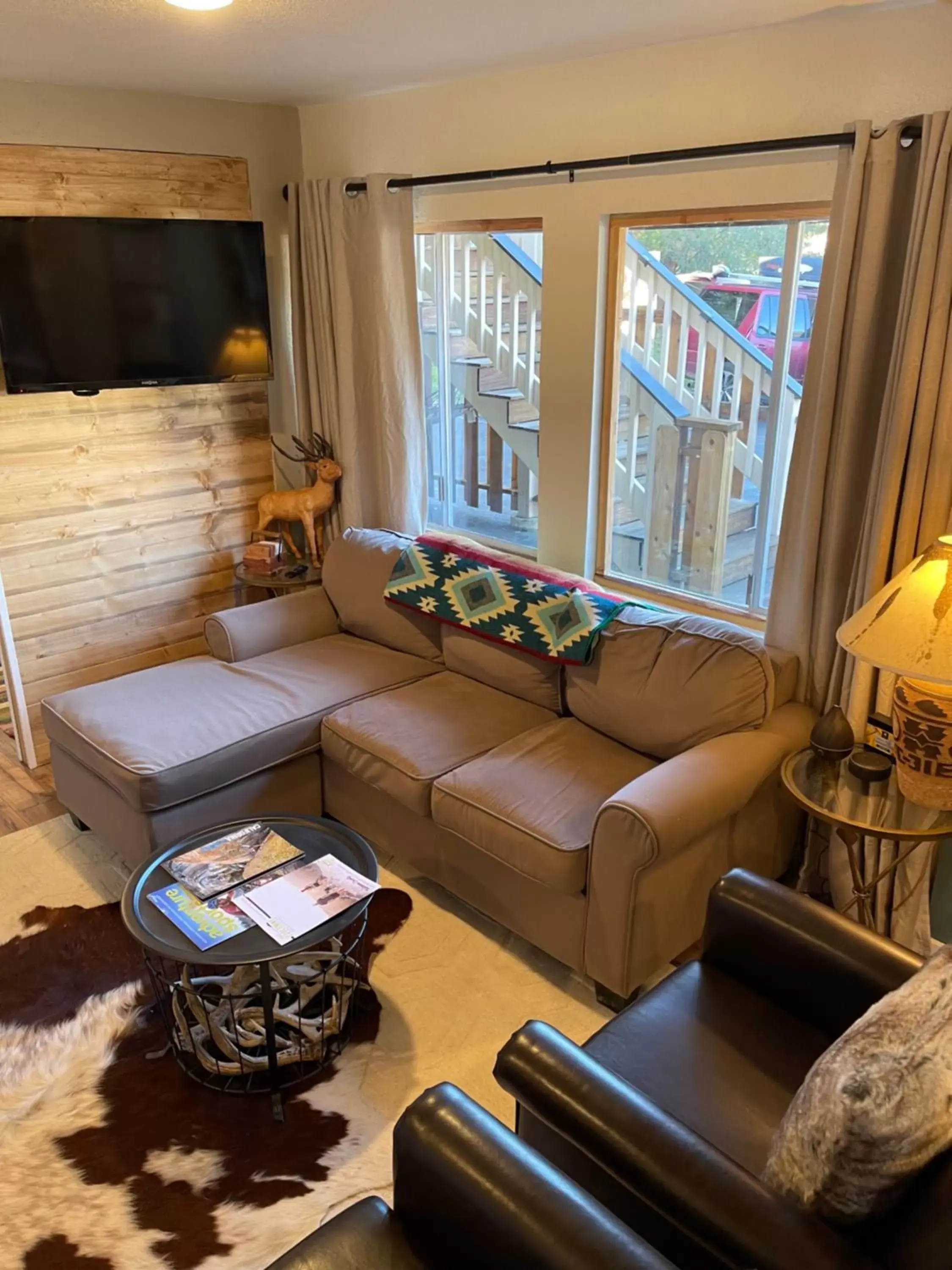 Living room, Seating Area in Yosemite Basecamp