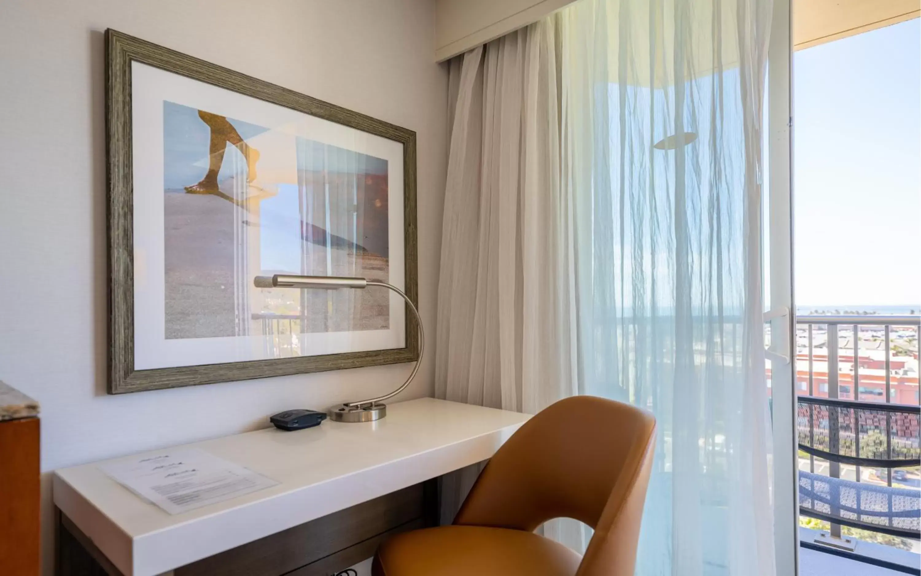 Photo of the whole room, Bathroom in Crowne Plaza Hotel Ventura Beach, an IHG Hotel