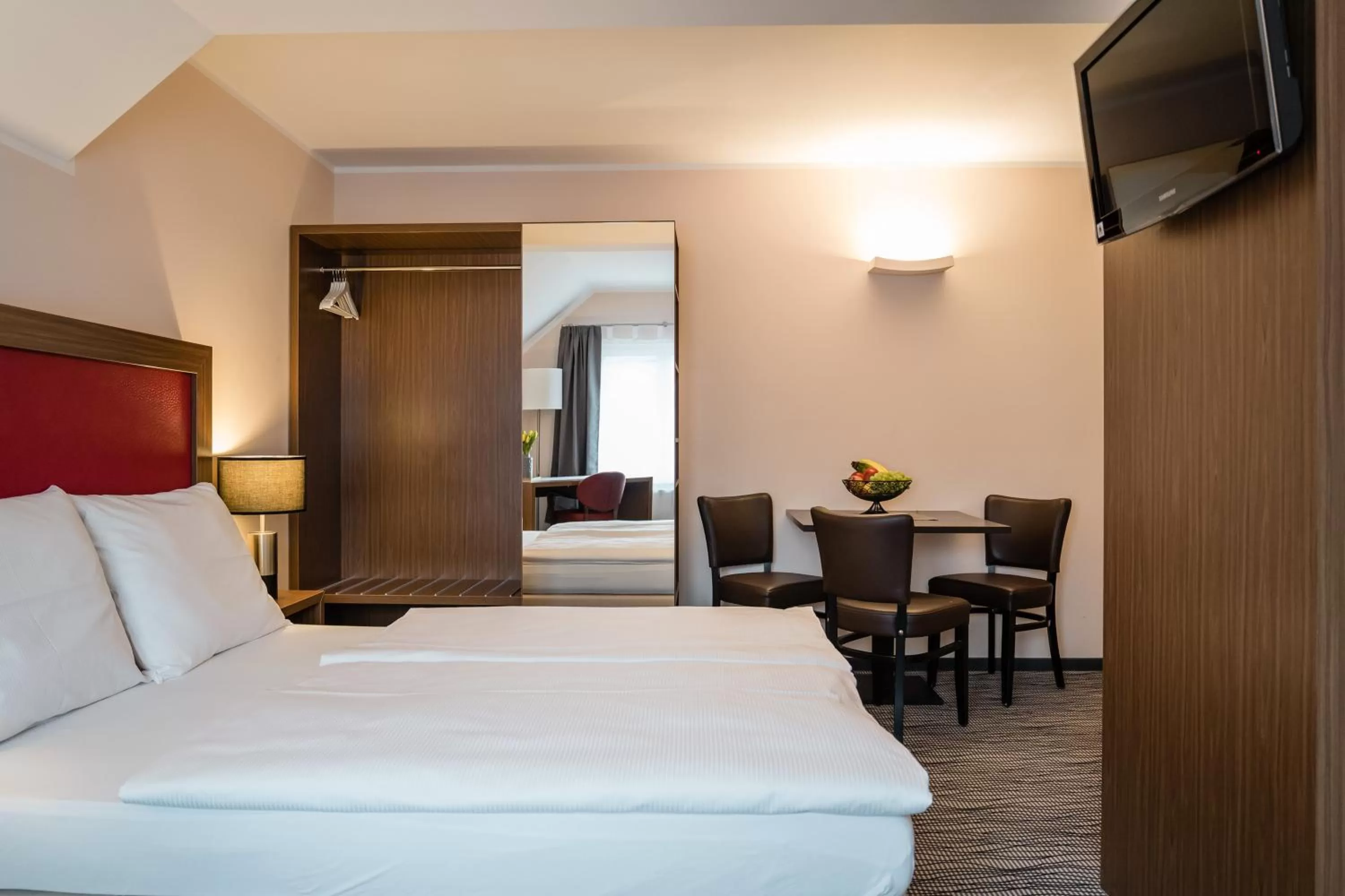 TV and multimedia, Bed in Point Hotel Apartments and Rooms