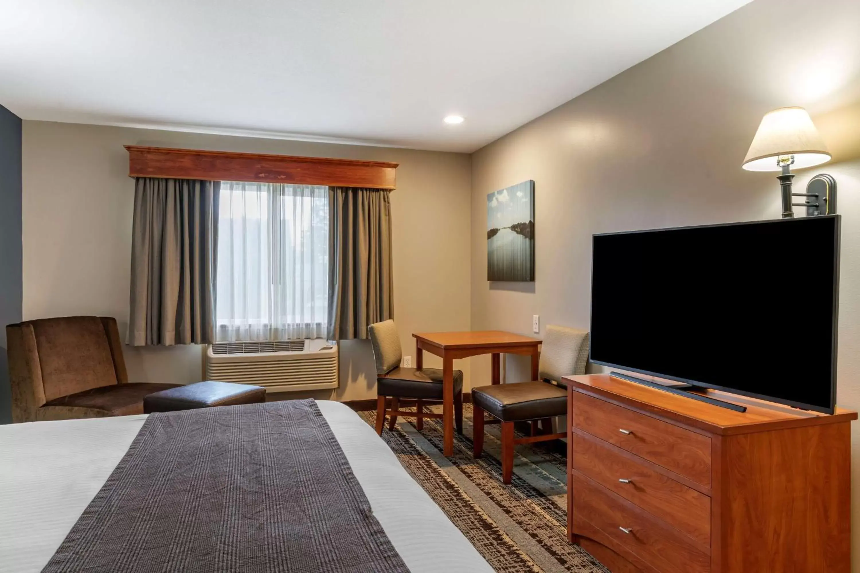 Bedroom, TV/Entertainment Center in Best Western Newberg Inn