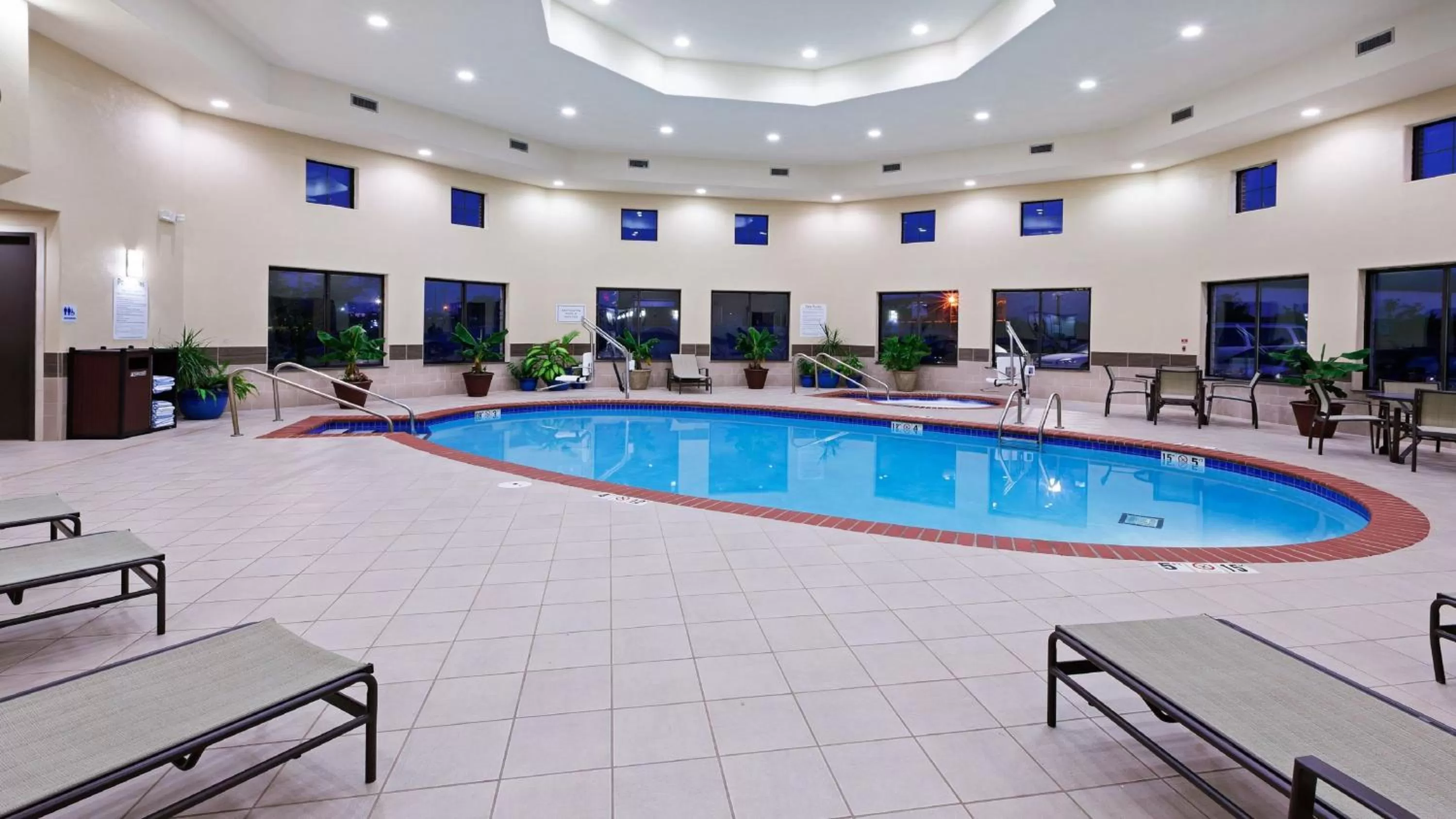 Swimming pool in Holiday Inn Express Hotel and Suites Duncan by IHG