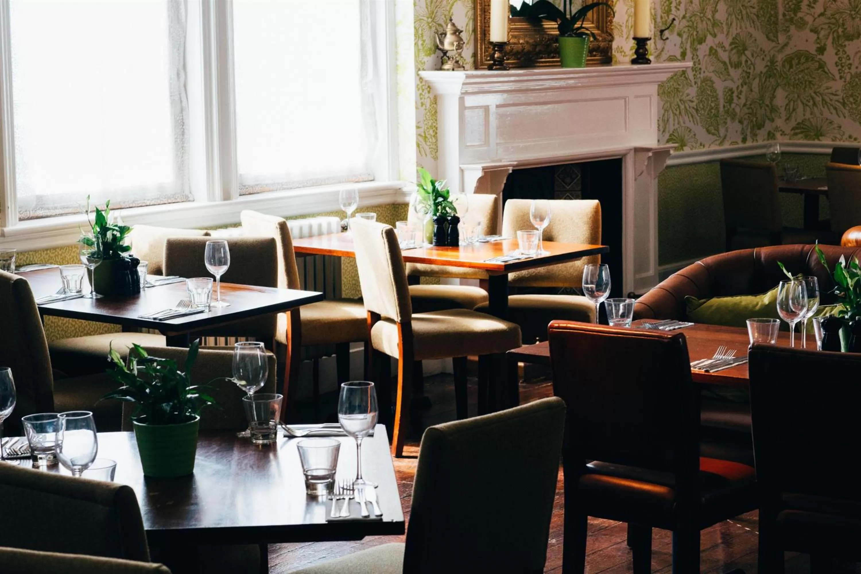 Restaurant/places to eat in Embankment Hotel